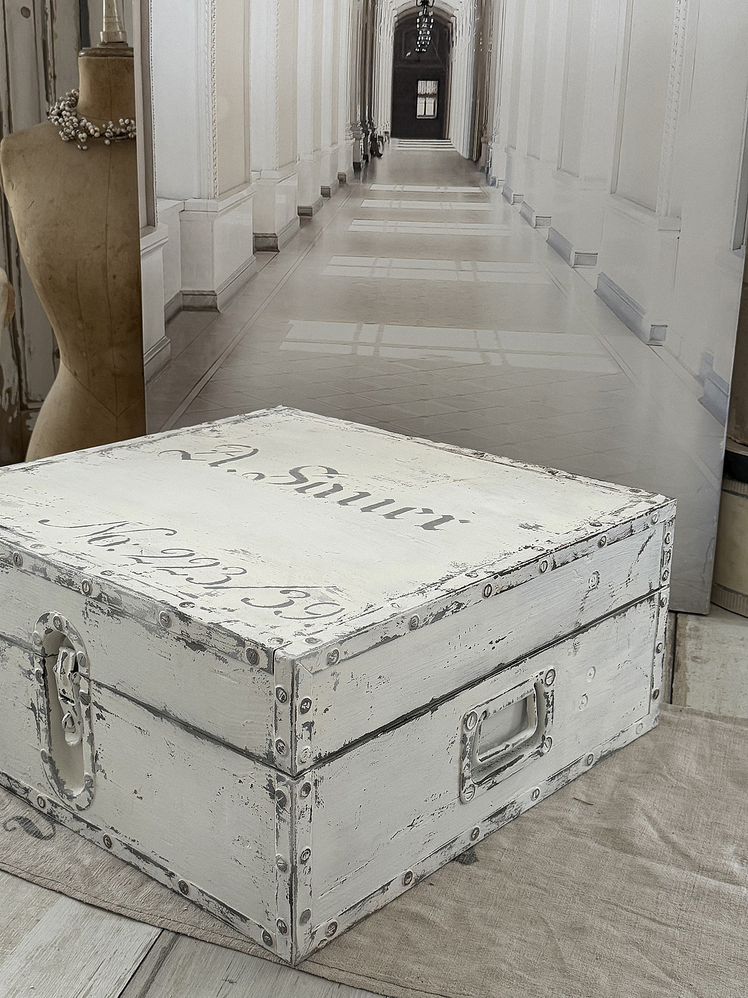 Uralte flache Truhe im Shabby-Chic – einzigartiger Vintage-Charme***