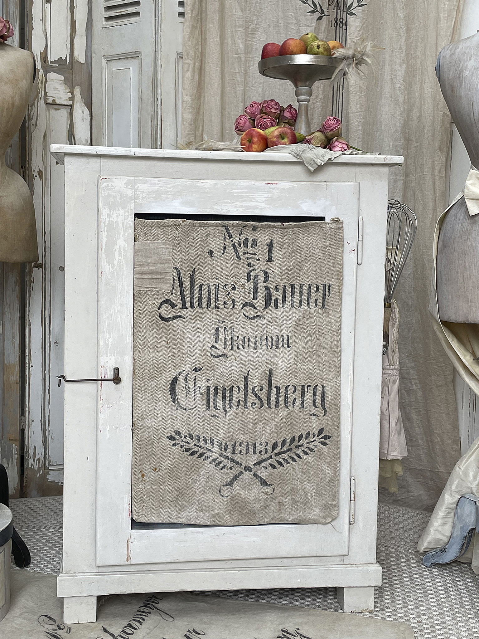 Alter Shabby-Schrank mit Mehlsack*** Alter Shabby-Schrank mit Mehlsack***