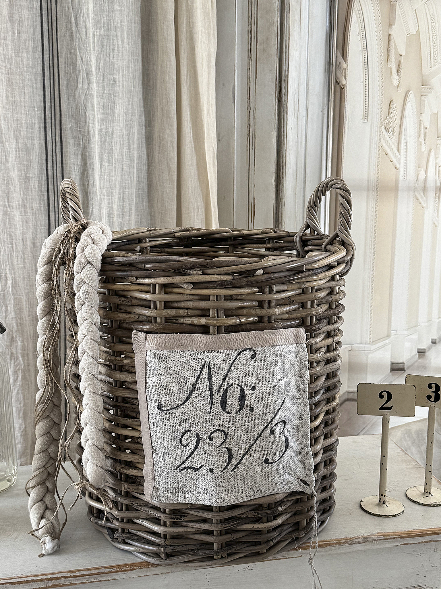Großer Naturweidenkorb mit Leinenschild – L Shabby Chic***