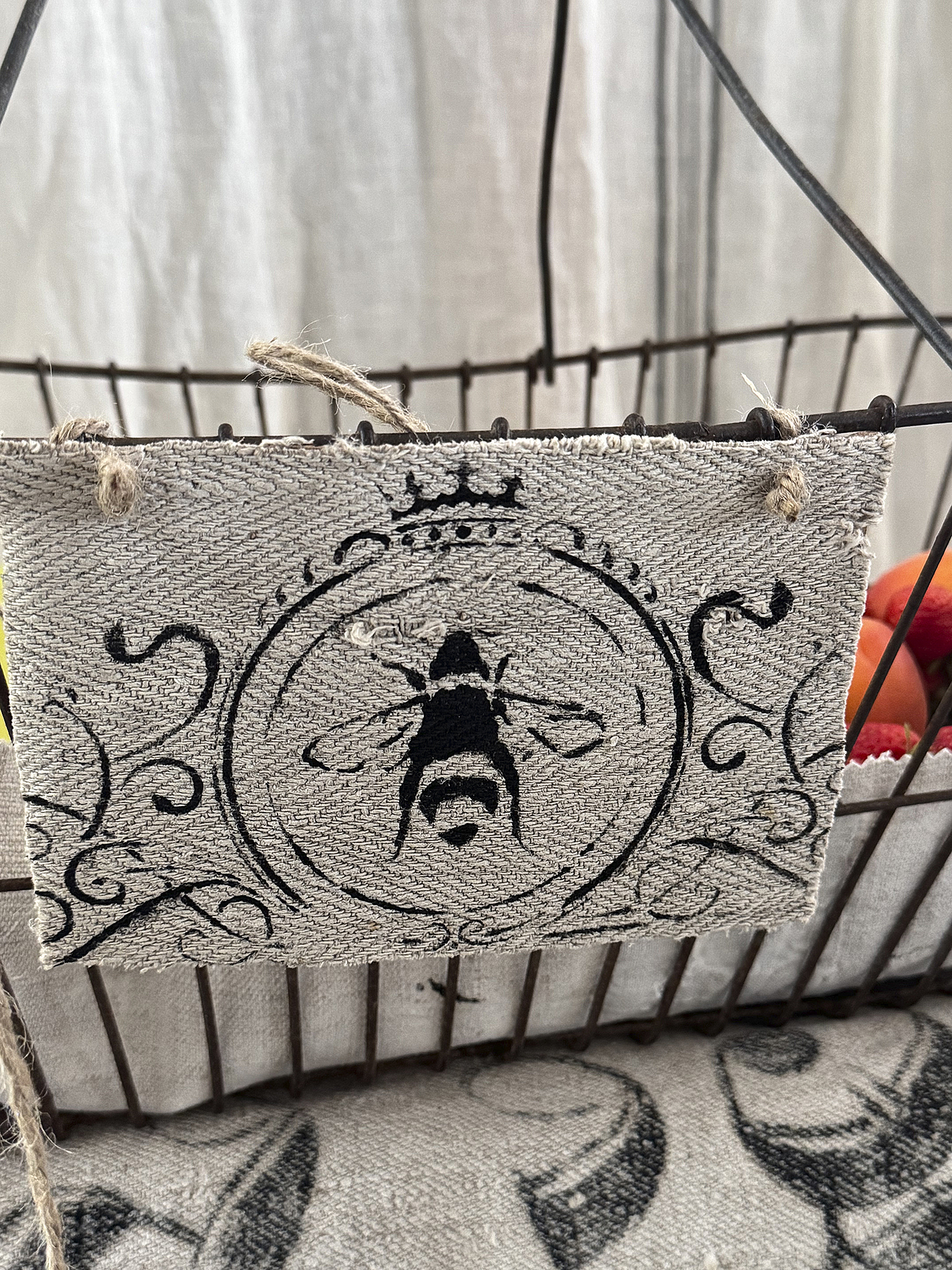 Alter Erntekorb aus Eisen mit Leinendetails und königlicher Hummel***
