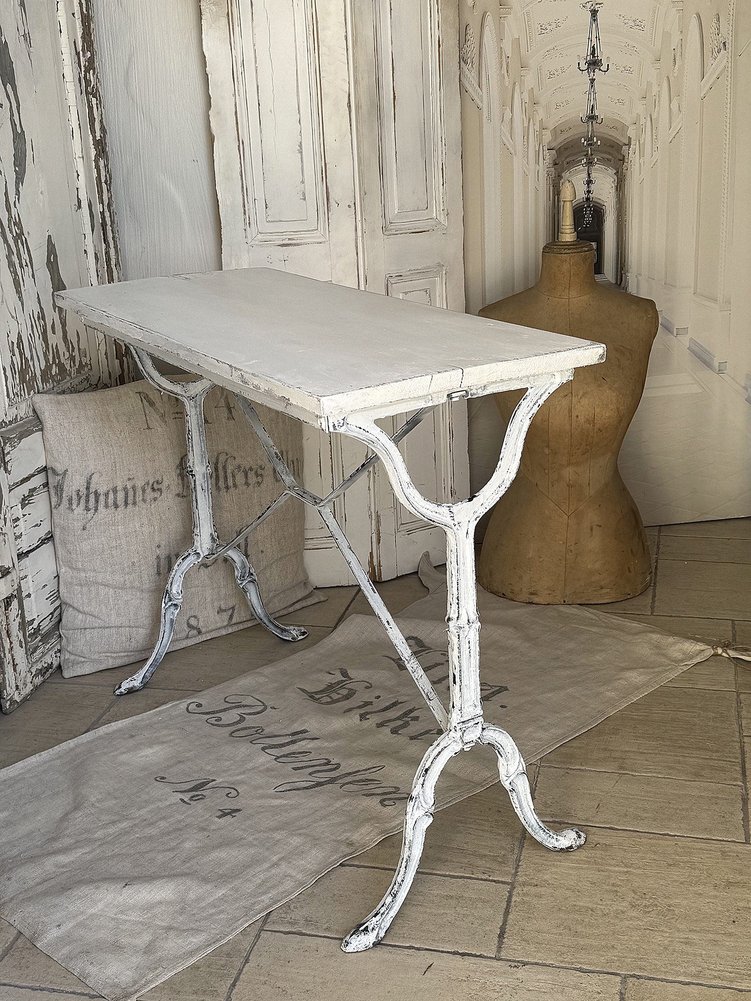 Alter Beistell- bzw. Konsolentisch im Shabby-Kleid***