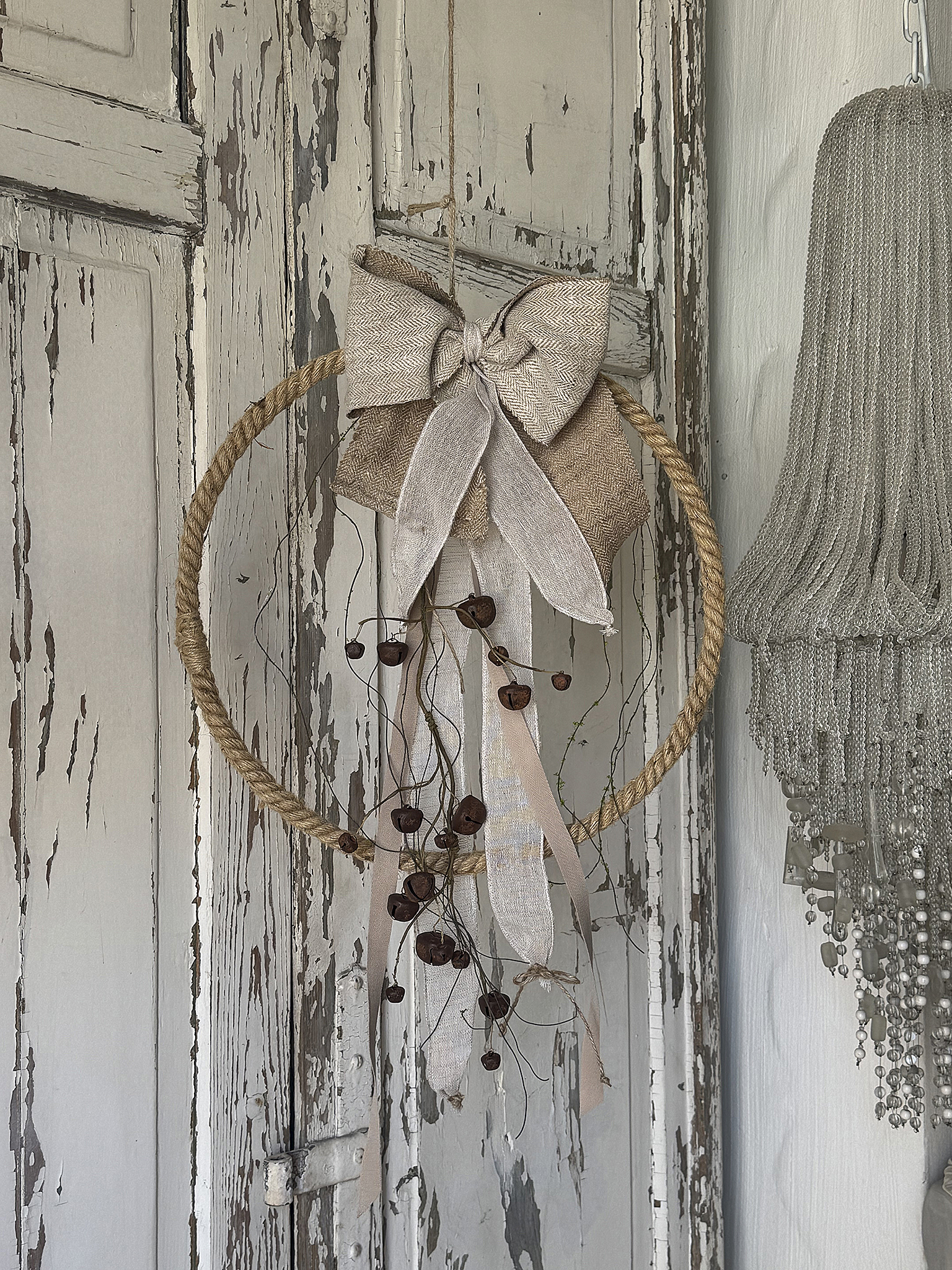 Zauberhafter Schellenkranz mit altem Leinen und sanften Elfenklängen – Romantischer Shabby Chic mit nostalgischem Charme***