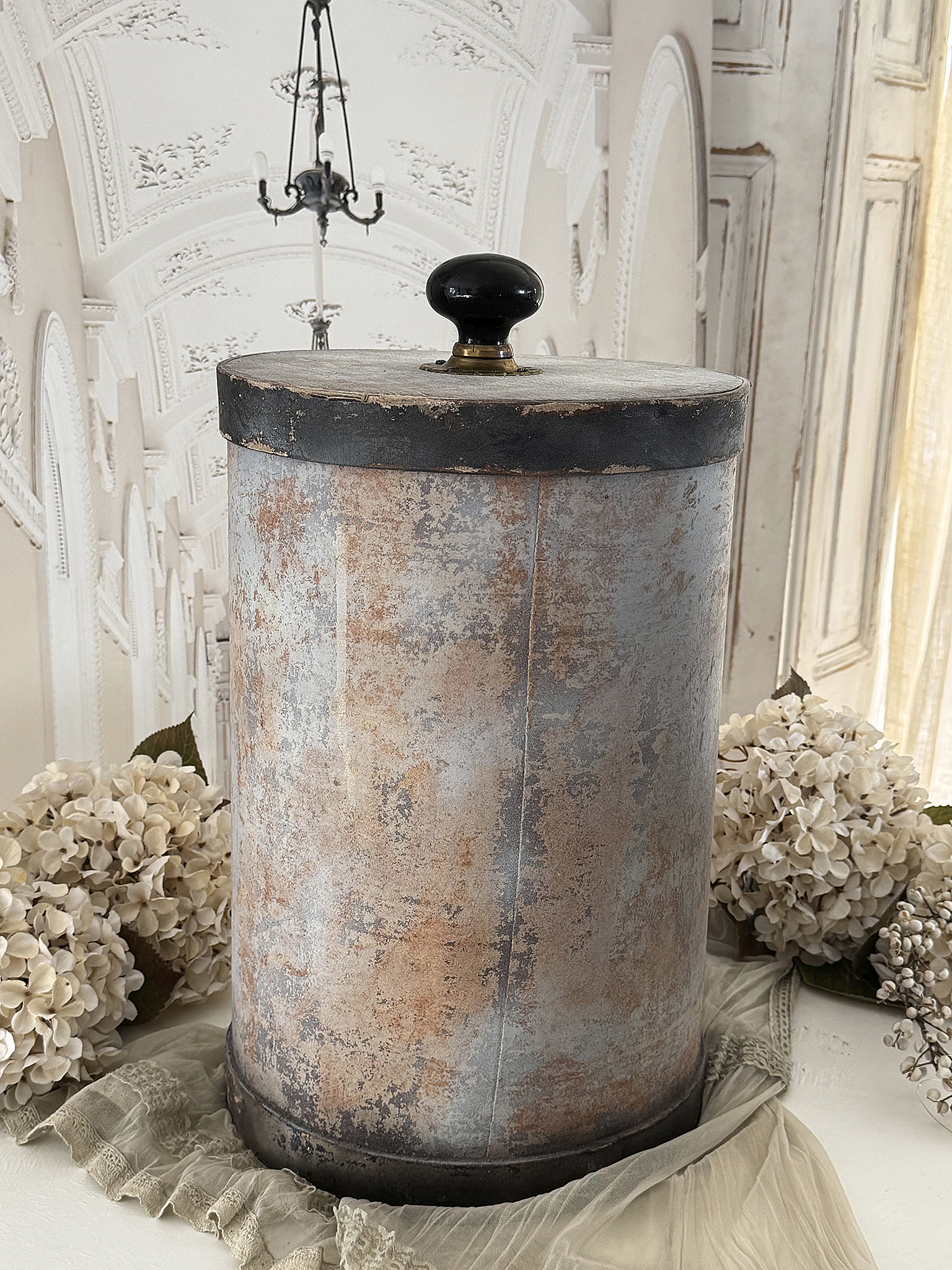 Große antike Apothekerdose Lindenblüten – Vintage Apothekendose aus Pappe & Holz mit Patina, Messingknauf & Shabby Chic Deko***