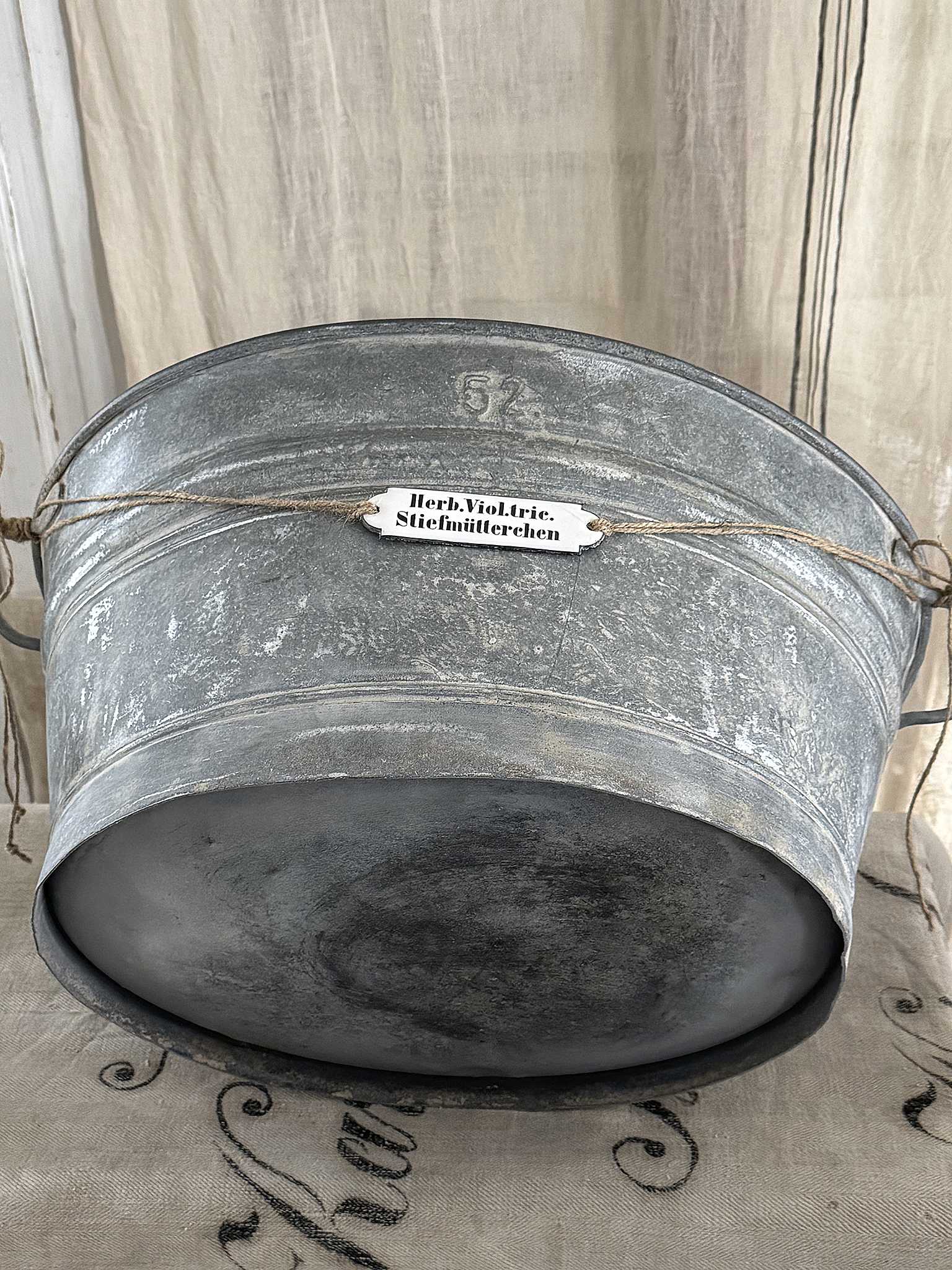 Alte Zinkwanne mit Emaille-Schild Stiefmütterchen ***