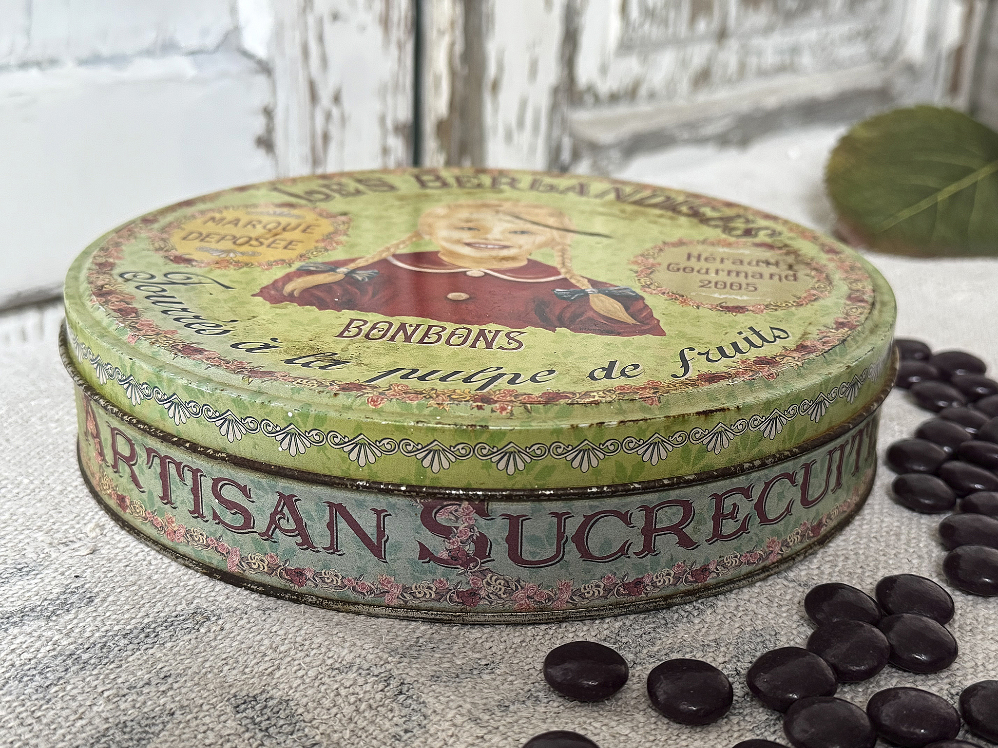  Süßes Vintage-Duo aus französischer Bonbondose und Kinderschuhen***