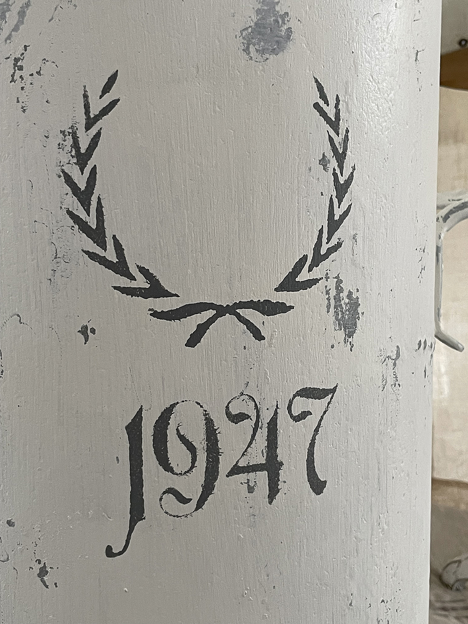 Jahr 1947, dekoriert mit einem Lorbeerkranz, auf einer weißen Fläche