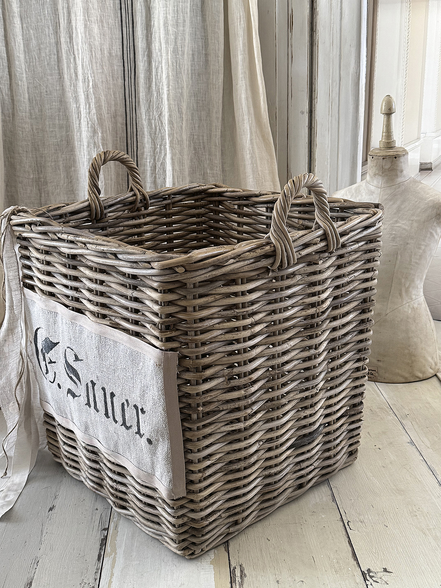 Großer eckiger Naturweidenkorb mit Leinenschild – XL Shabby Chic***