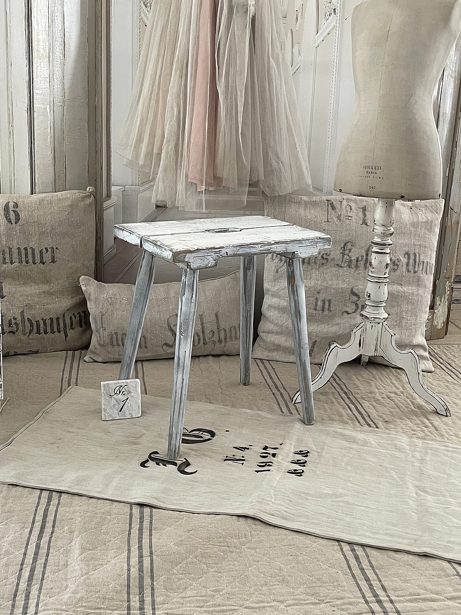 Beistelltisch im Vintage-Stil mit abgenutzter Oberfläche in einem stilvollen Raum