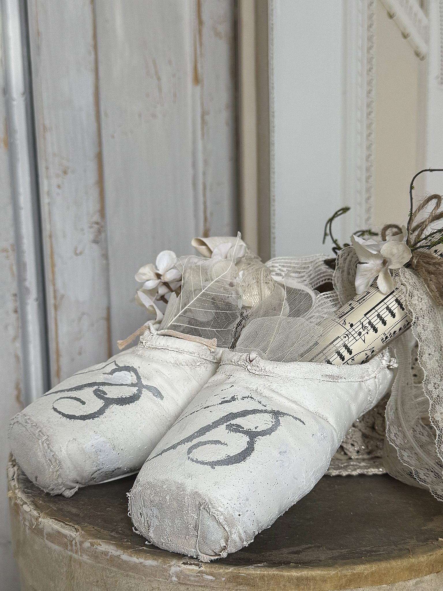 Alte Spitzenschuhe im stilvollen Vintage-Kleid – Nostalgie mit feiner Note***