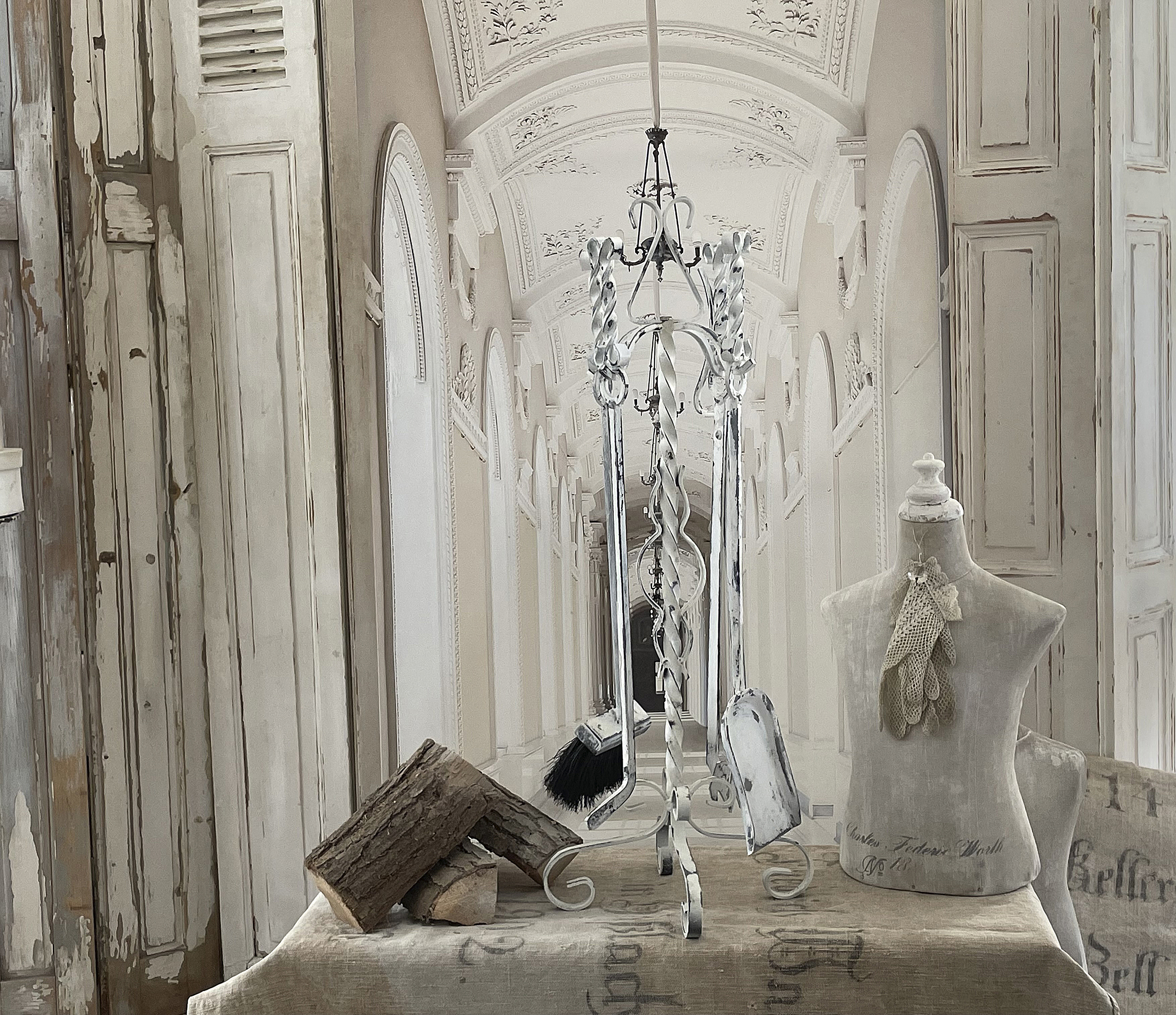 Eindrucksvolle Einrichtung mit nostalgischen Gegenständen und einem Schaufensterpuppen-Kostüm