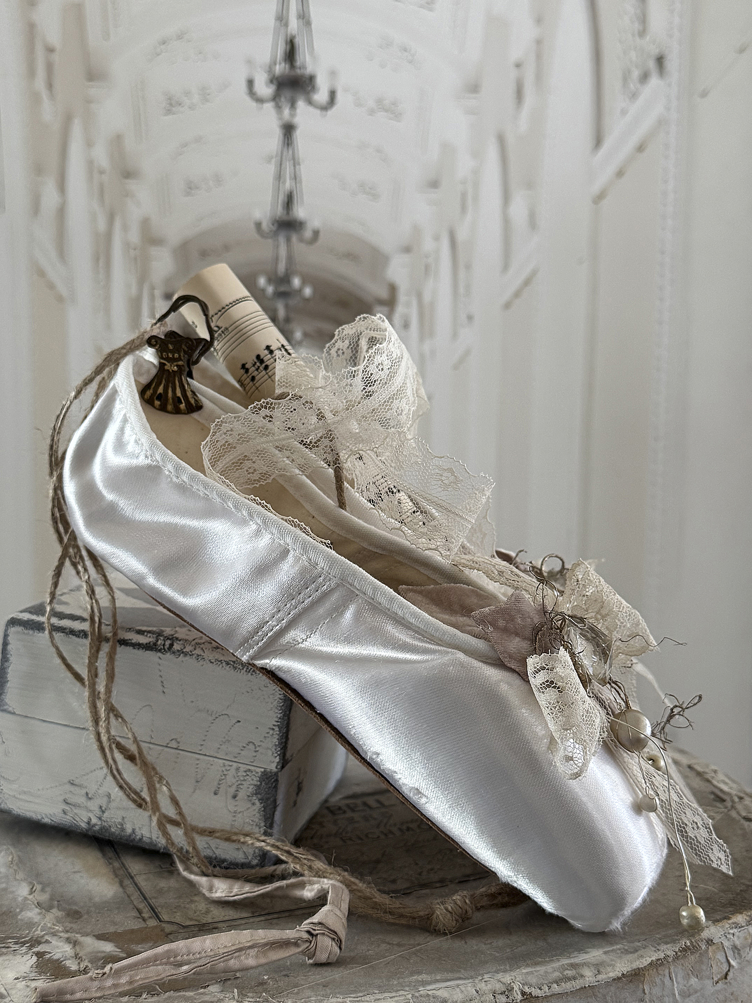 Weiße Spitzen-Ballettschuhe mit Notenblatt-Perlenglanz***