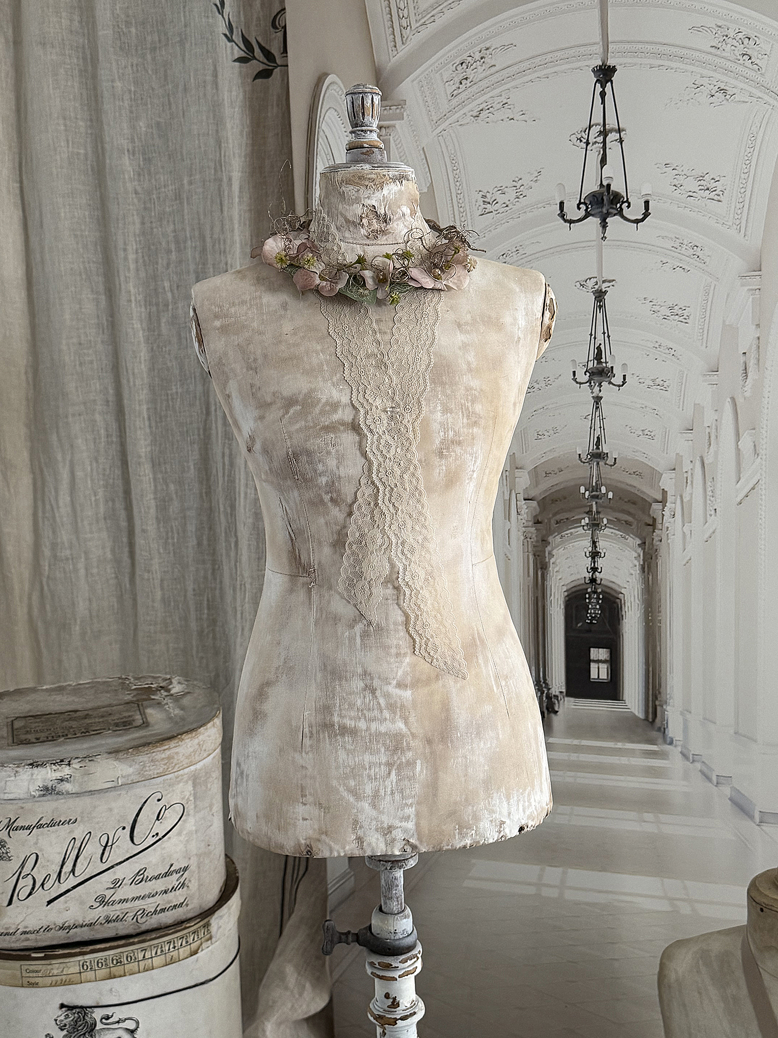 Reizende, antike Kinderschneiderpuppe der Firma Stockmann, Paris***