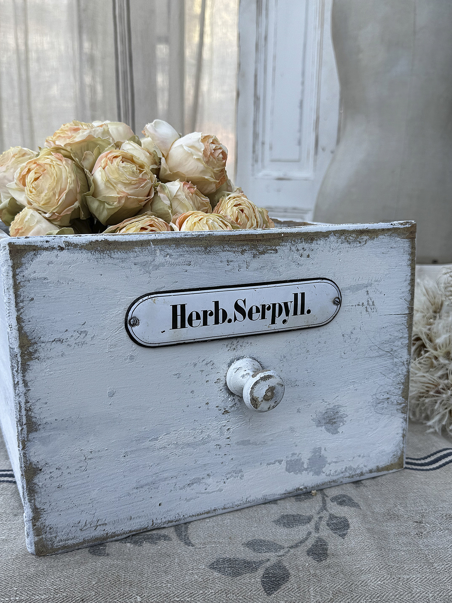Alte hohe Apothekerschubladen Shabby-pur mit Emailleschild*** Alte hohe Apothekerschubladen Shabby-pur mit Emailleschild***