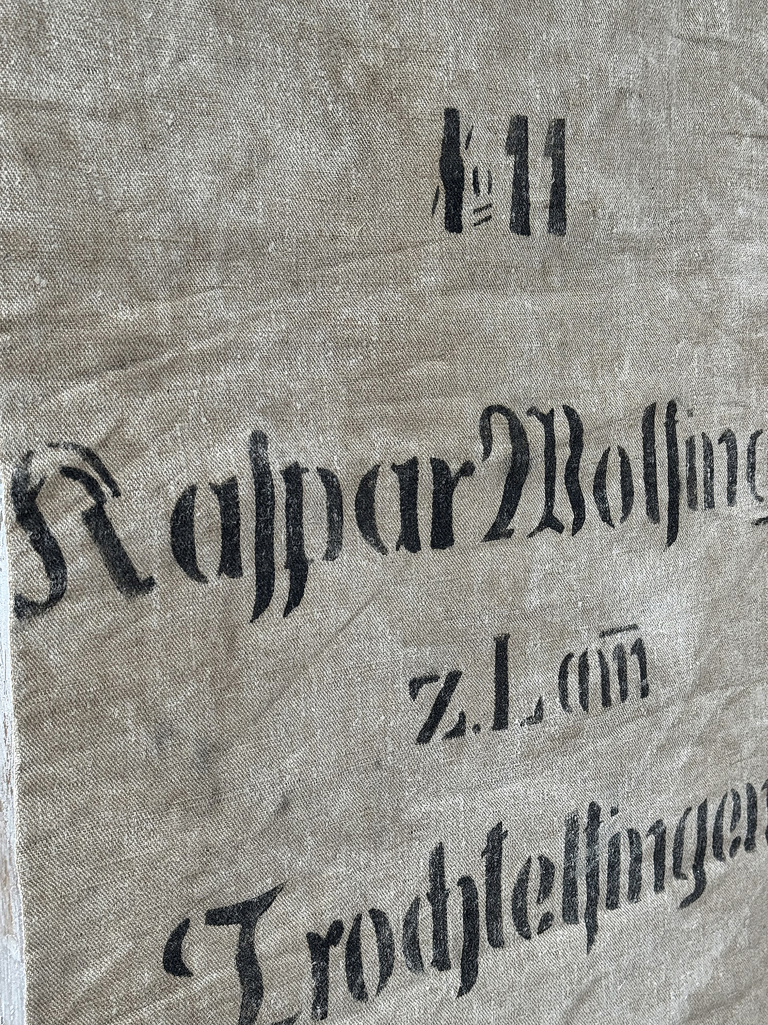 Historisches Tuch mit Beschriftung von Kaspar Wolffingen Nahaufnahme eines historischen Tuchs mit der Aufschrift Kaspar Wolffingen und z.Lam Trochtelfingen