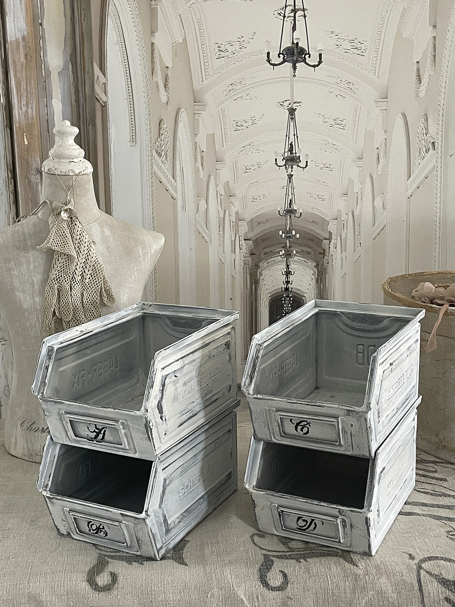 Dekorative Metallboxen im Vintage-Stil für die Aufbewahrung Zwei dekorative Metallboxen im Vintage-Stil auf einem Tisch, ideal für die stilvolle Aufbewahrung von Gegenständen.