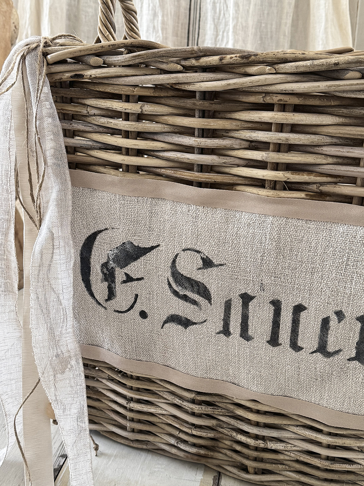 Großer eckiger Naturweidenkorb mit Leinenschild – XL Shabby Chic***