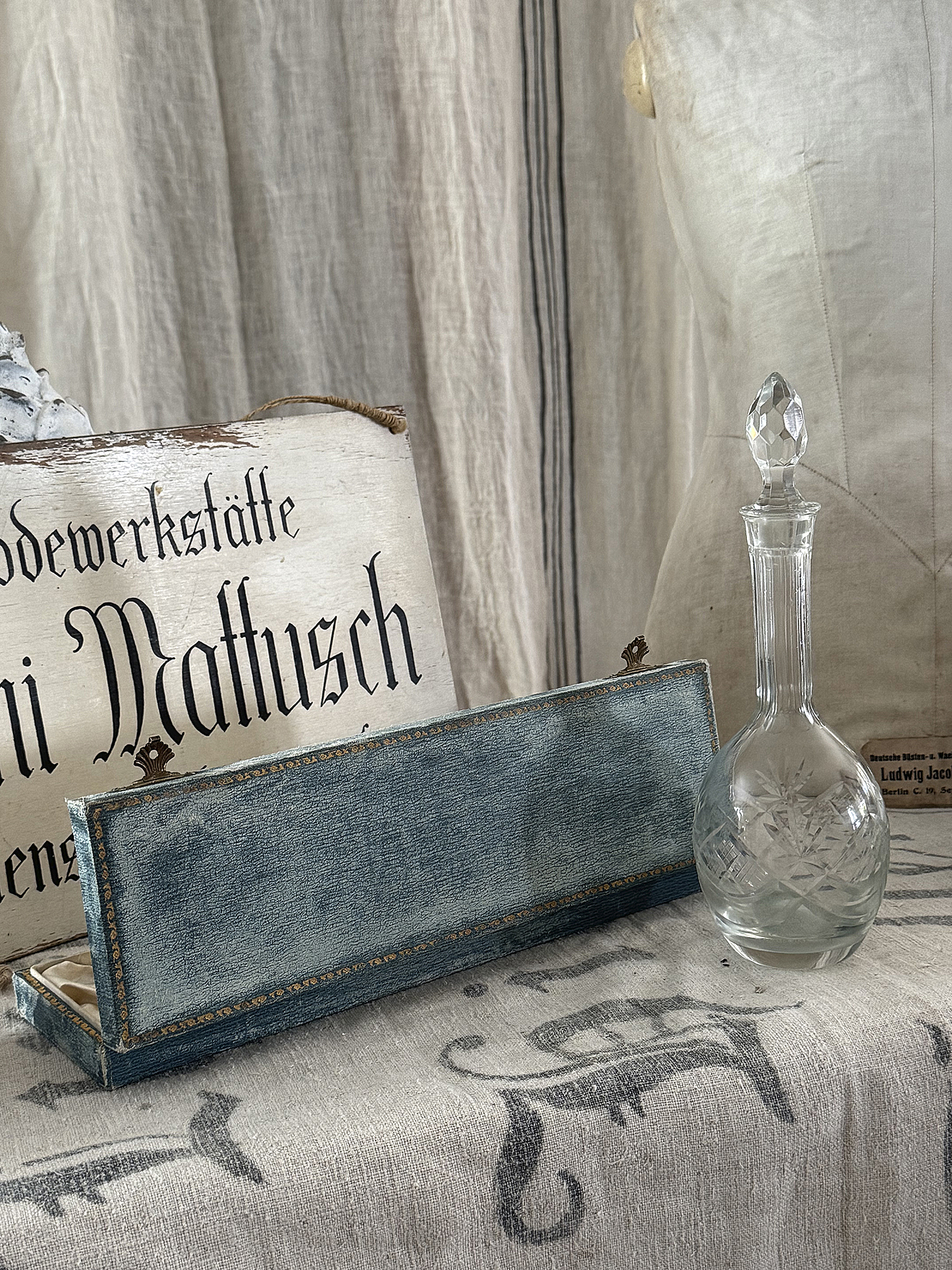 Romantisches Vintage-Duo – Kristallflasche & alte Schatulle mit herrlicher Patina***
