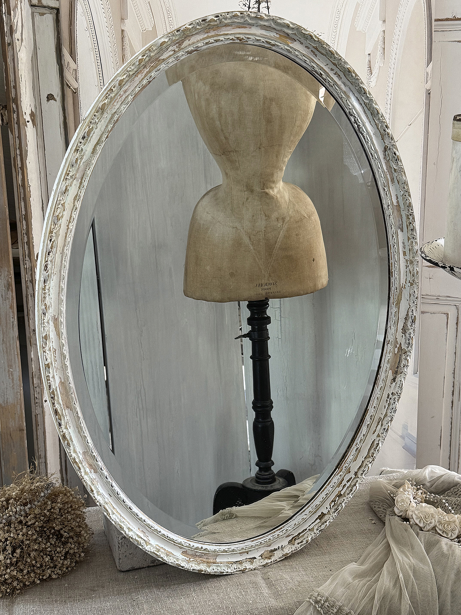 Alter ovaler Shabby Spiegel ***
