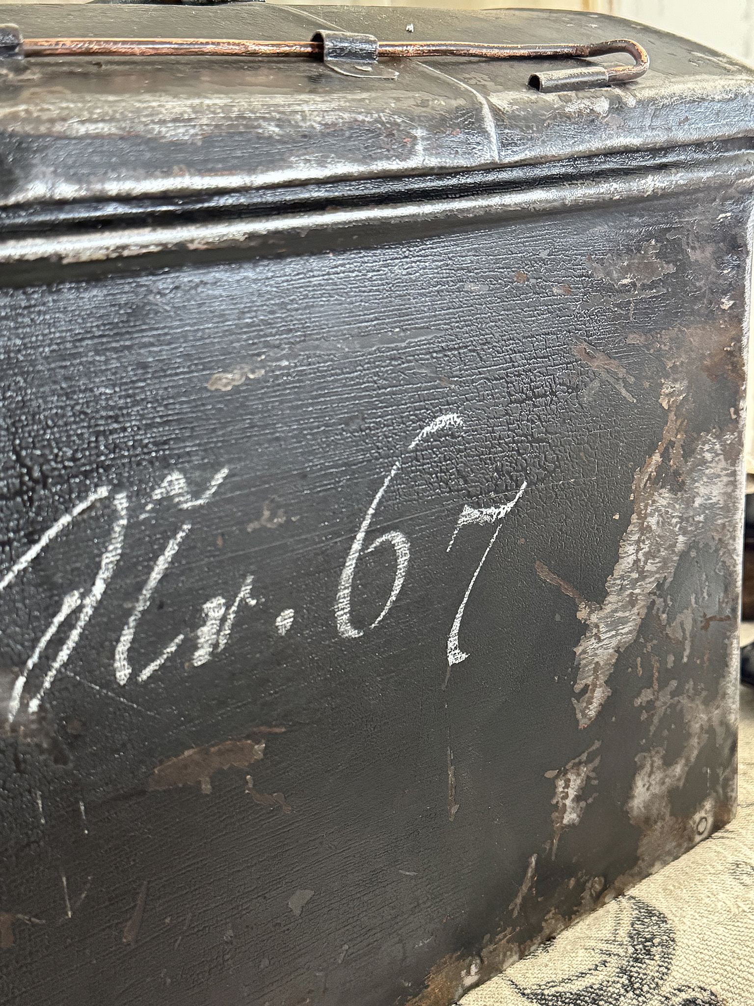 Charmante alte Metallkiste im schwarzen Originallack mit Patina***