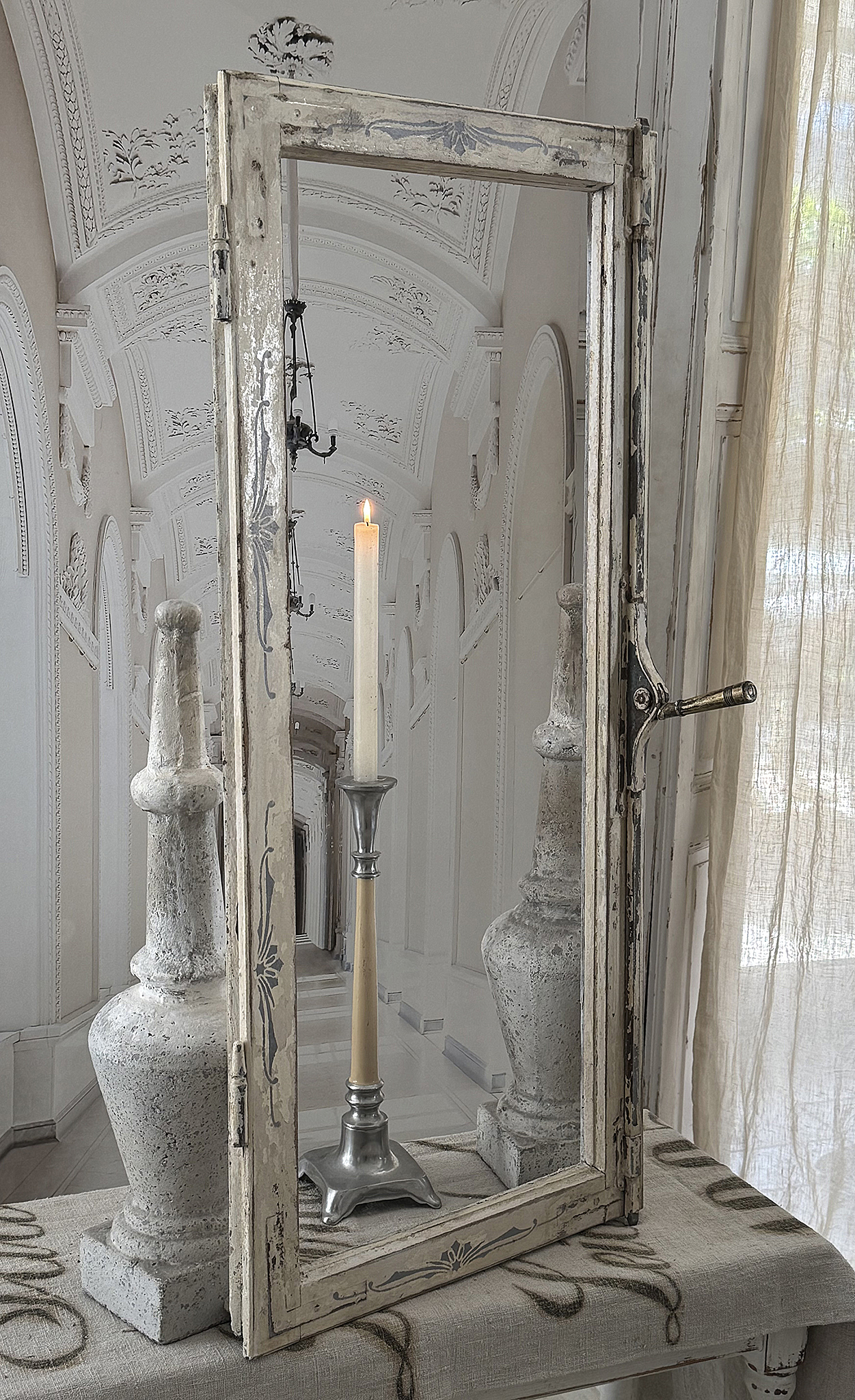 Antiker Fensterflügel mit Originalpatina, Jugendstil-Dekor und historischem Hebelgriff***