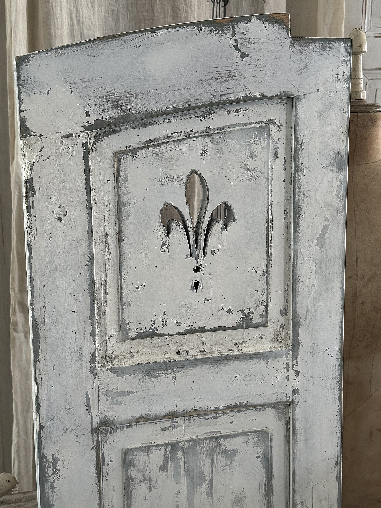 Antiker französischer Shabby-Fensterladen aus Vollholz mit Lilien-Dekor***