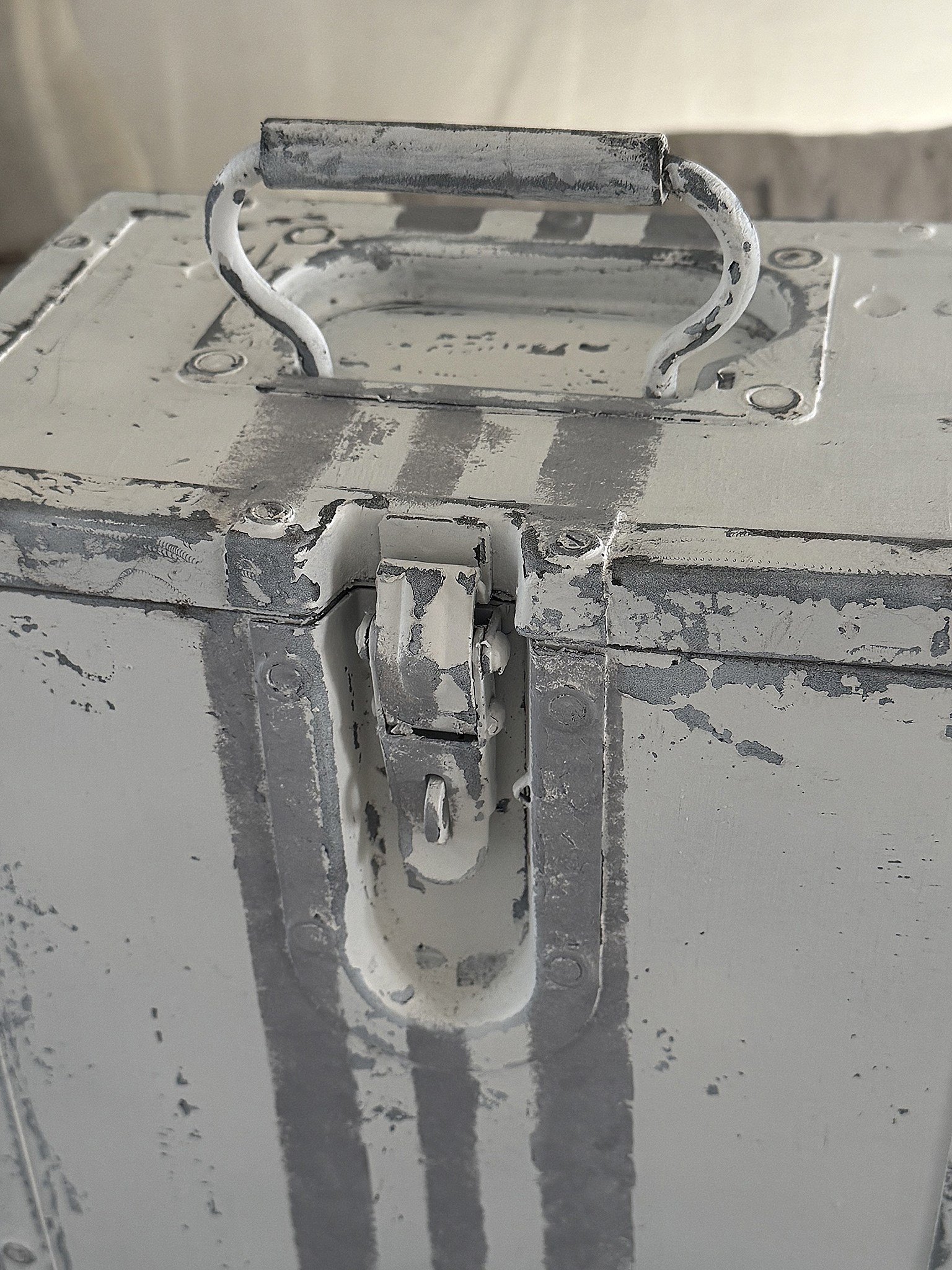 Alte Shabby-Holzkiste mit Metallbeschlägen – Vintage trifft Industriecharme***