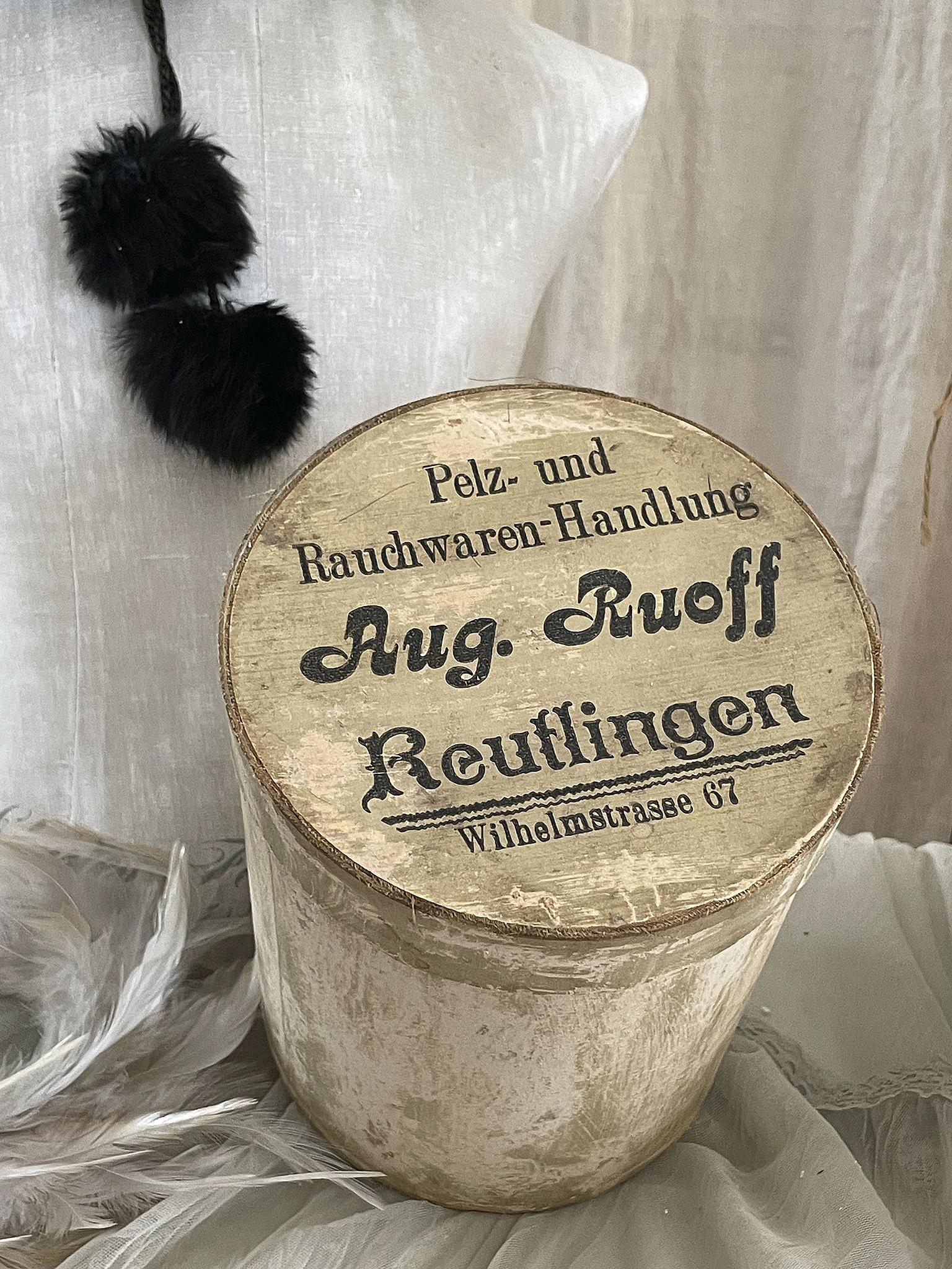 Antike Pelzschachtel mit Muff*** Antike Pelzschachtel mit Muff***