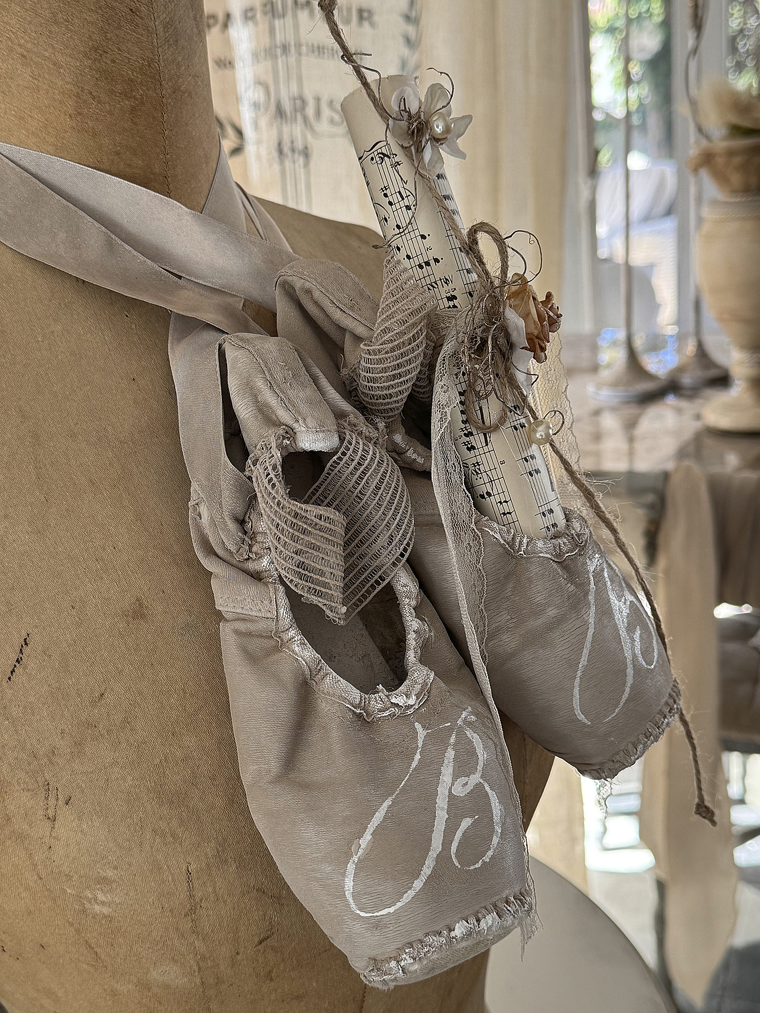 Vintage Spitzenschuhe Sandtaupe mit Monogramm B***