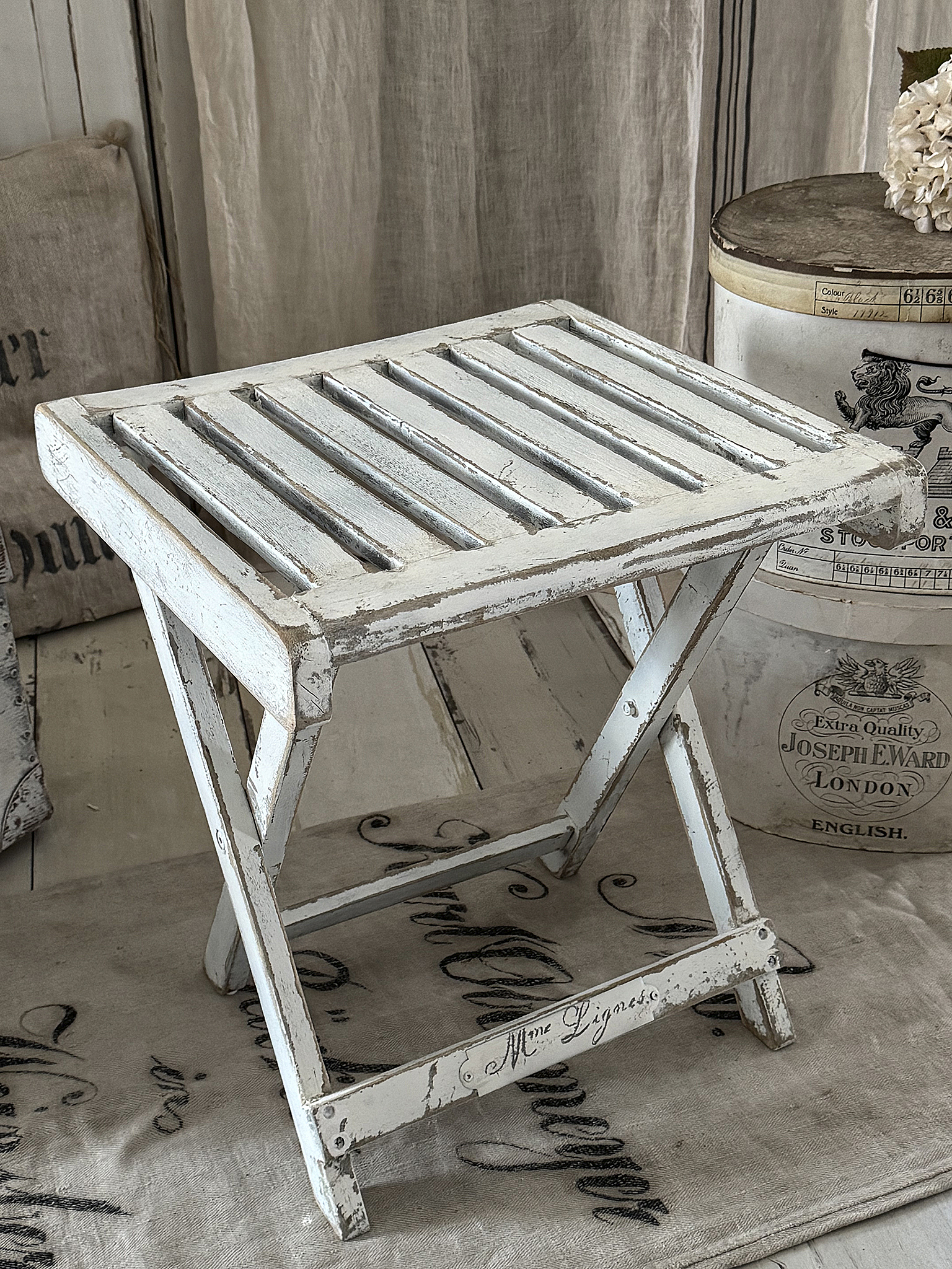 Shabby-Beistelltischchen & Hocker – Klappbar, praktisch und voller Charme***