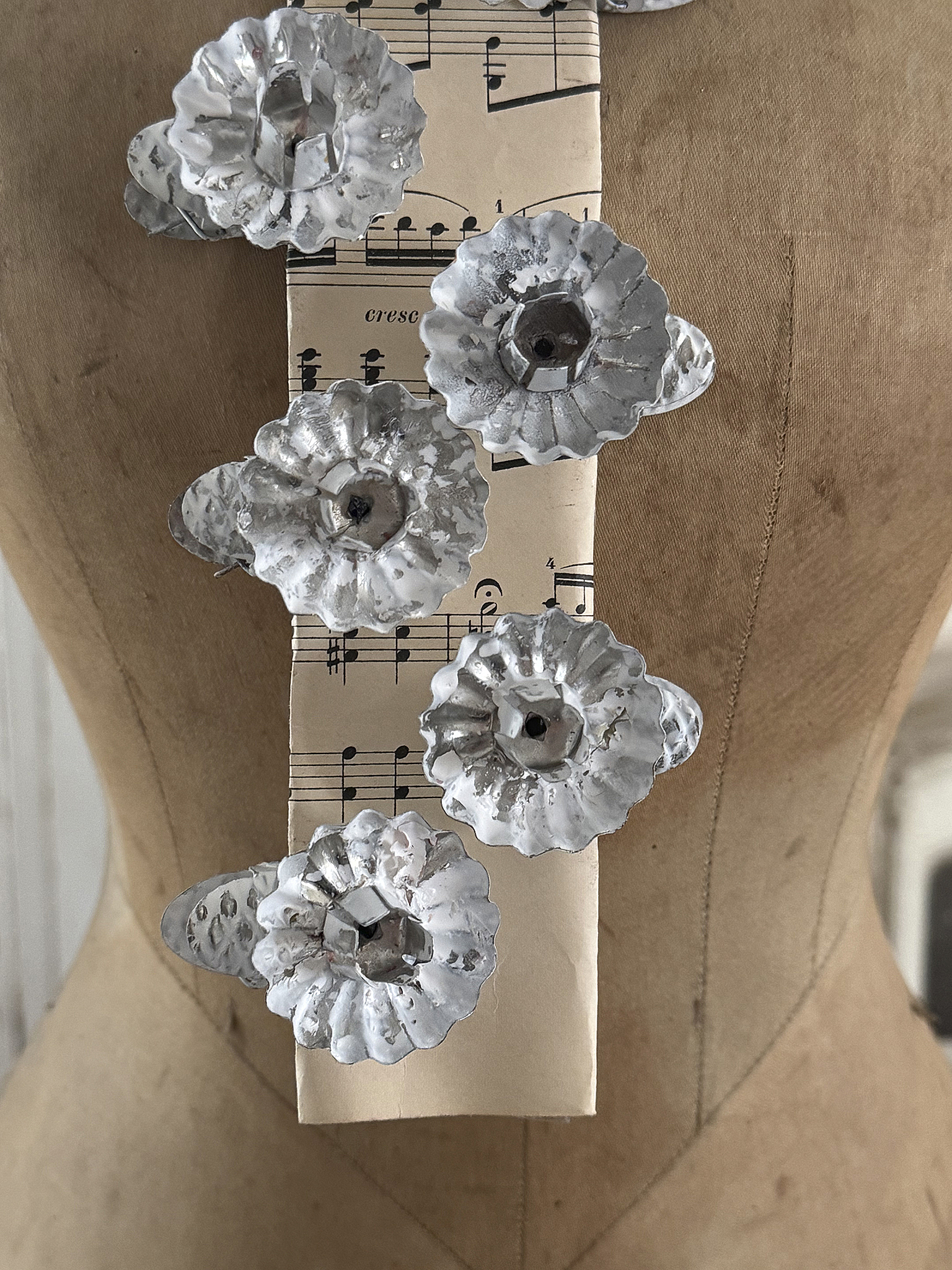 Zehn uralte Kerzenclips Baumkerzenhalter im Shabby-Kleid ***