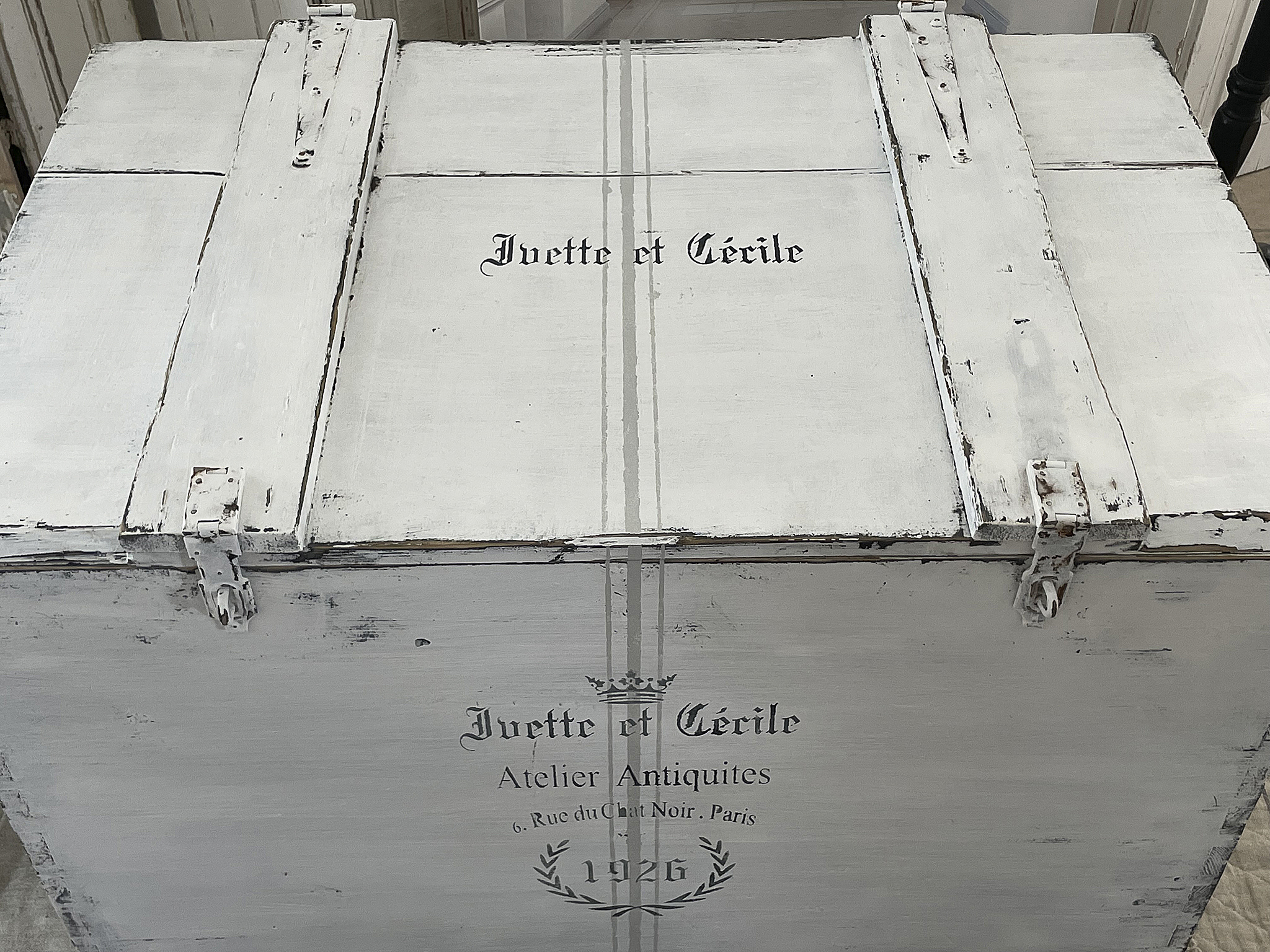 Antike weiße Truhe mit Schriftzug Ivette et Cécile Antike Truhe mit dem Schriftzug Ivette et Cécile und der Jahreszahl 1926