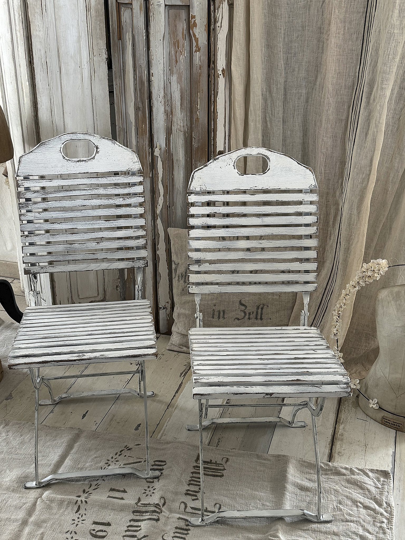 Charmante ältere Gartenstühle im mattweißen Shabby-Chic***