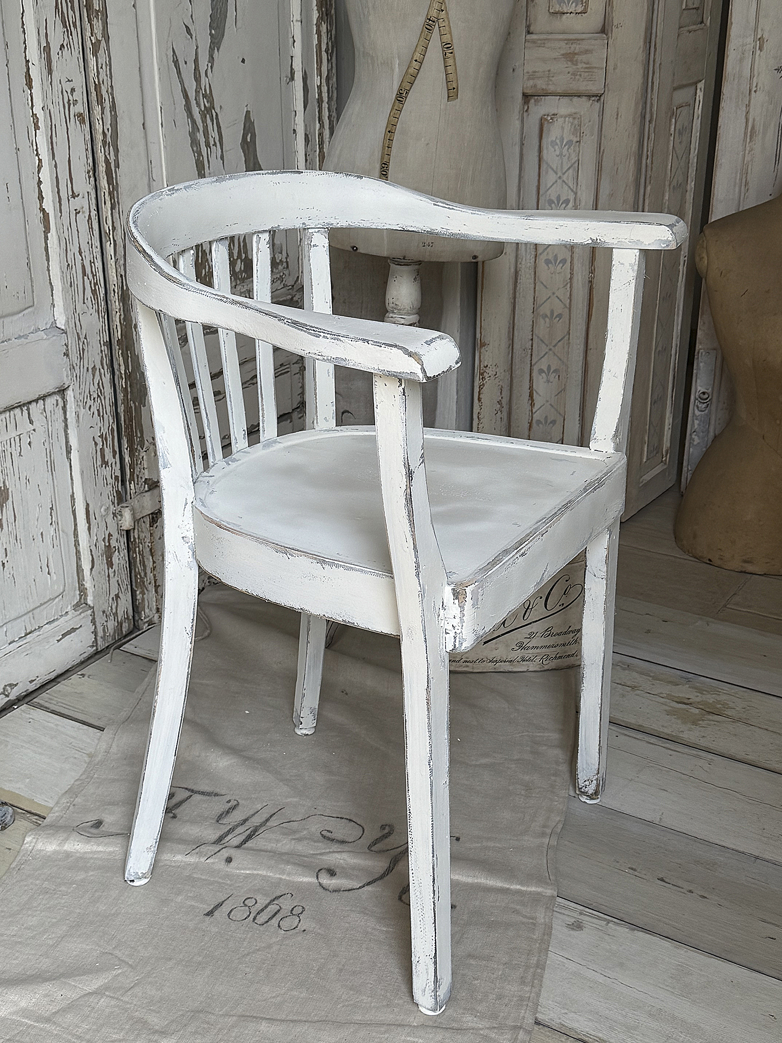 Alter Armlehnenstuhl Bauhaus im weißen Shabbykleid***