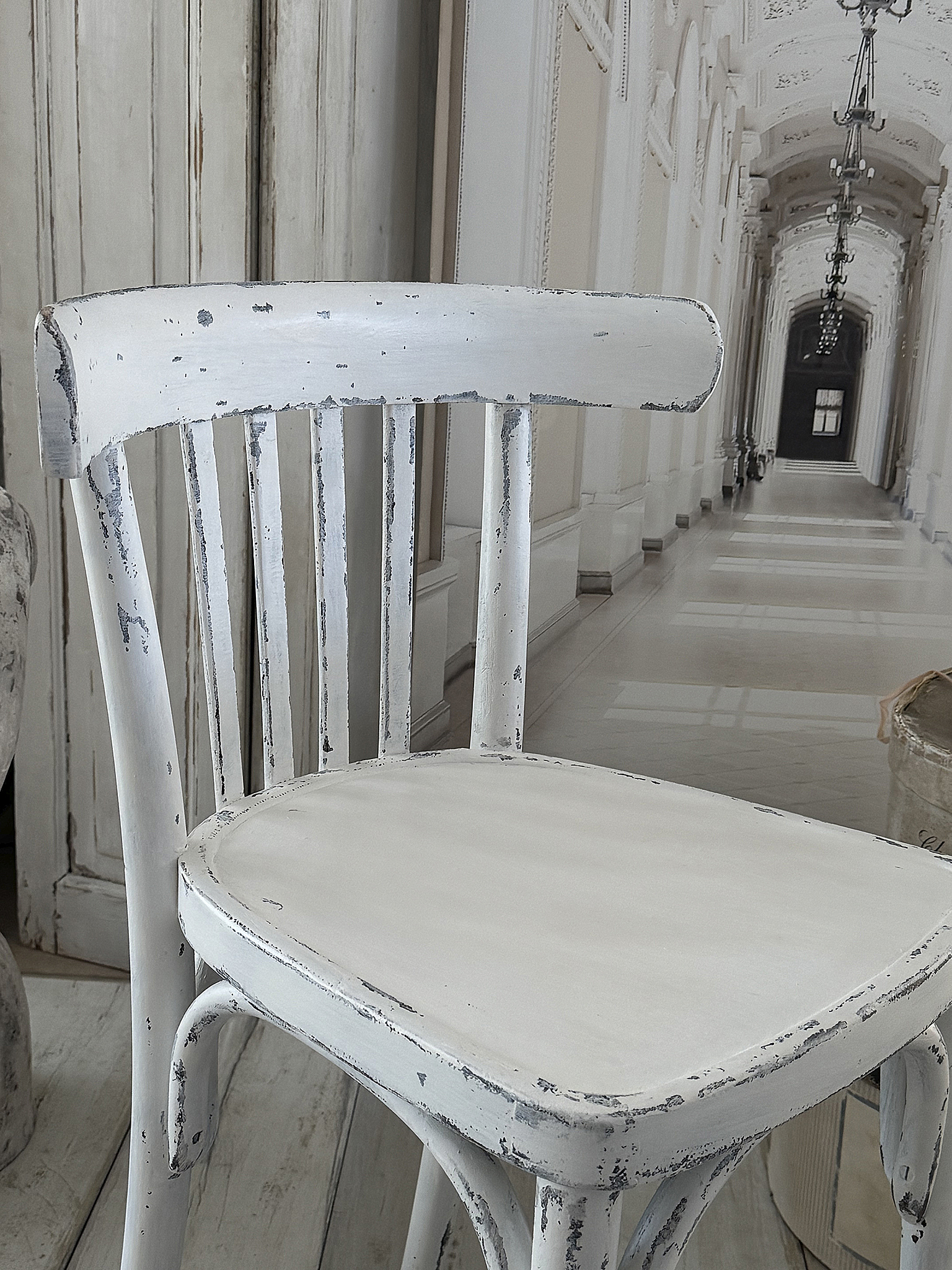 Antiker Bugholzstuhl – Matt-Weiß – Shabby  – Vintage Stuhl mit Patina***