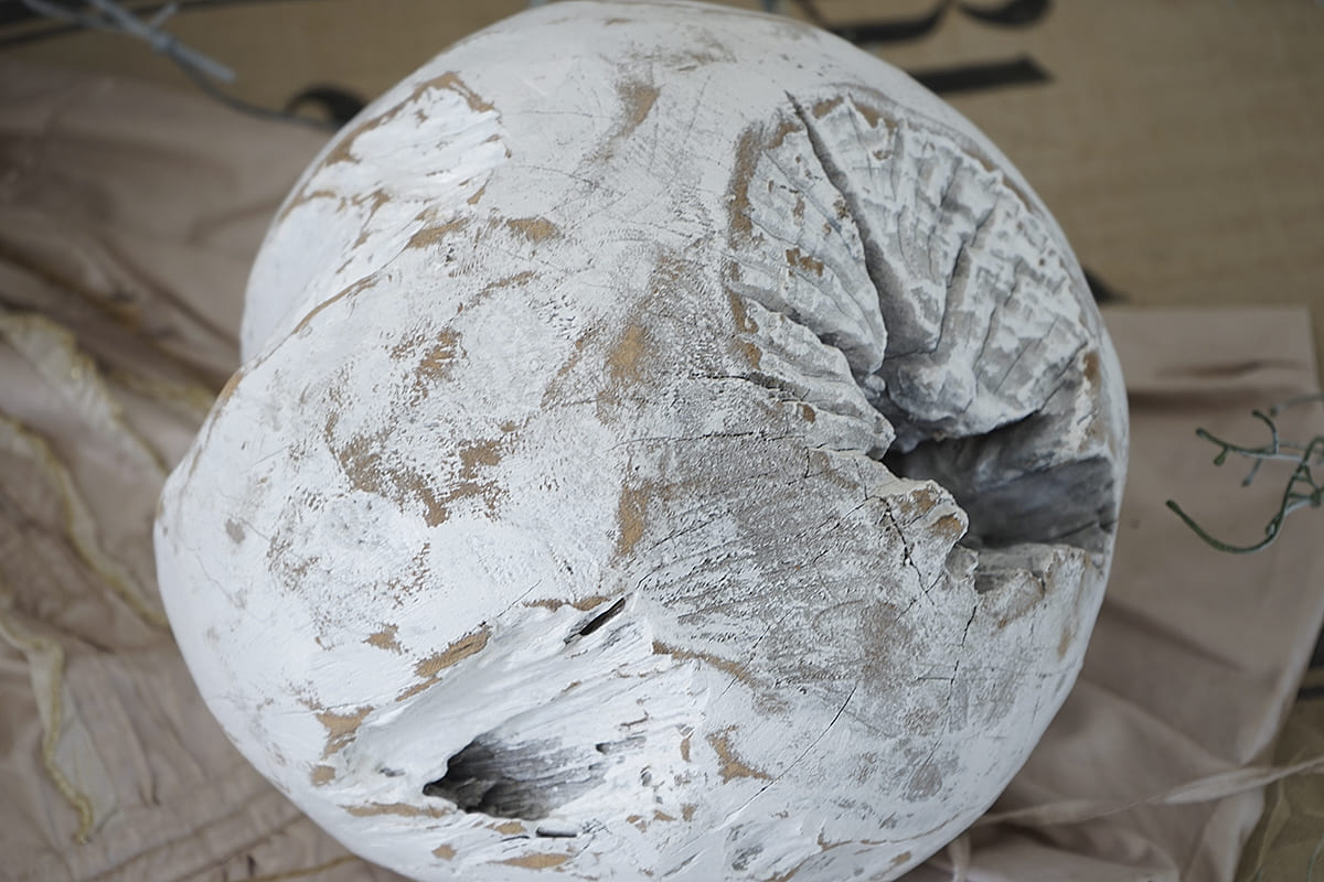 Künstlerisch gestalteter Porzellanball mit strukturierten Oberflächen und grauen Akzenten