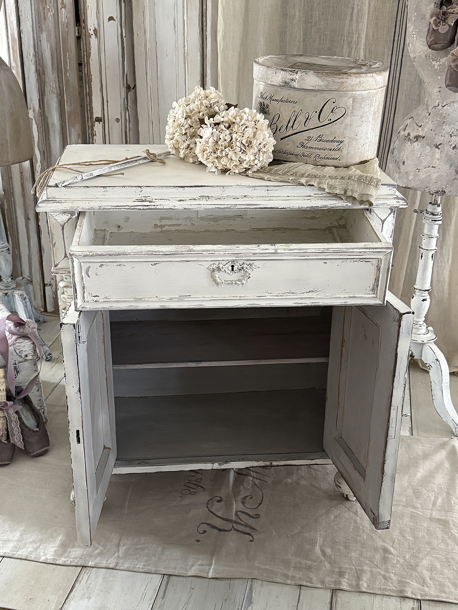 Antike Shabby-Kommode mit klappbarer Ablage***