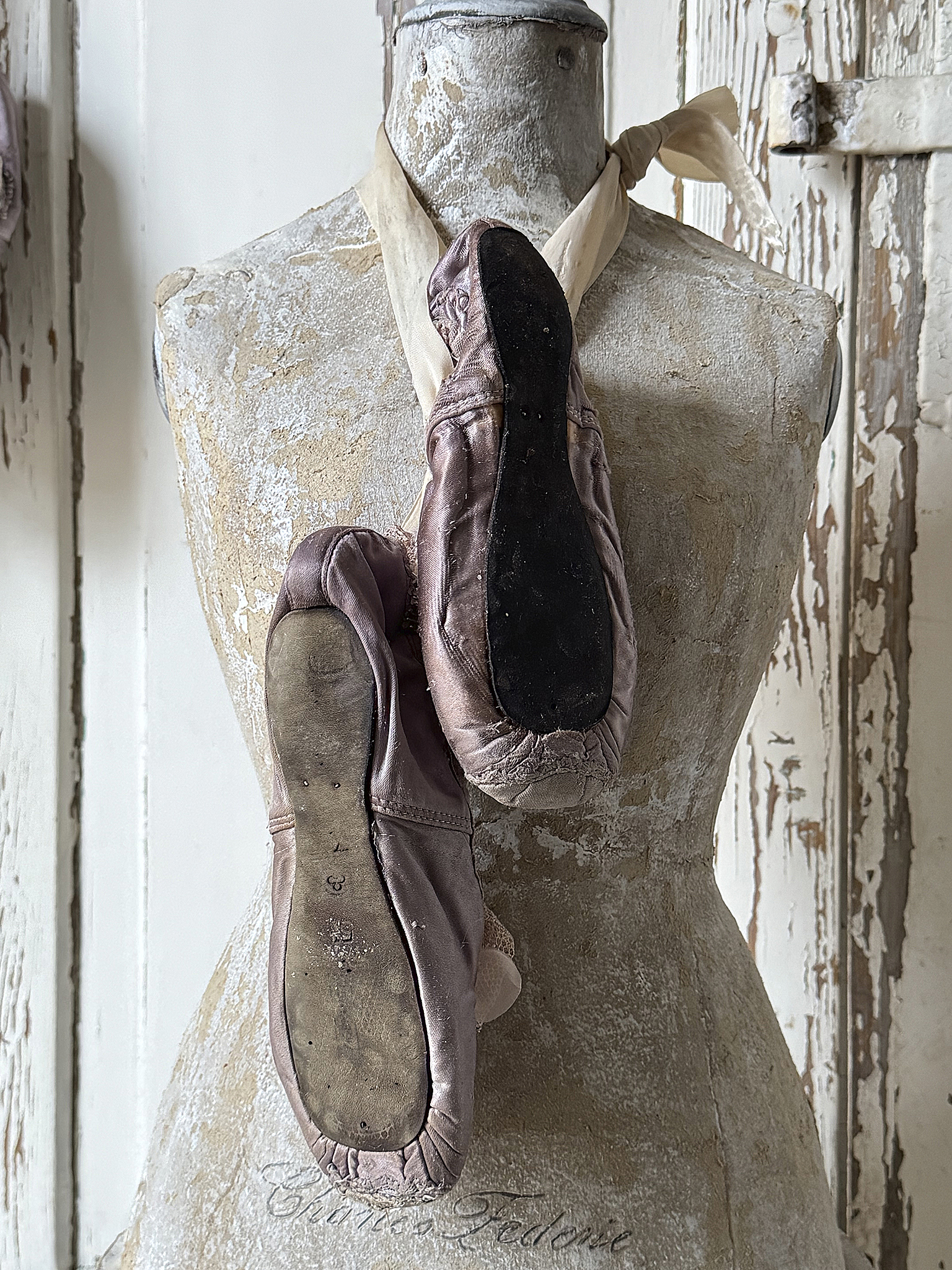 Alte Ballettspitzenschuhe im Malveton- Getanzte Erinnerung 1***