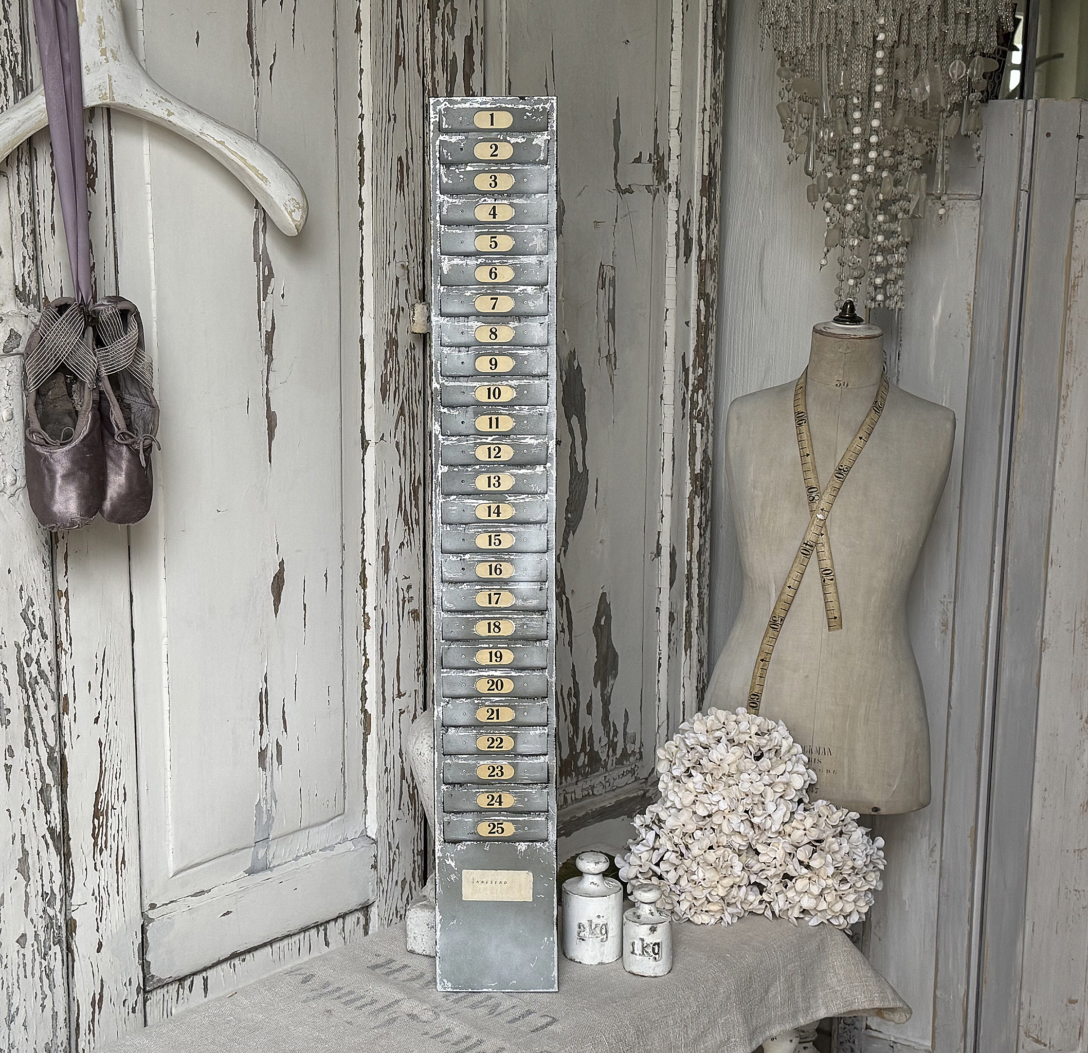 Alter Stempelkartenhalter – authentischer Charme vergangener Zeiten***