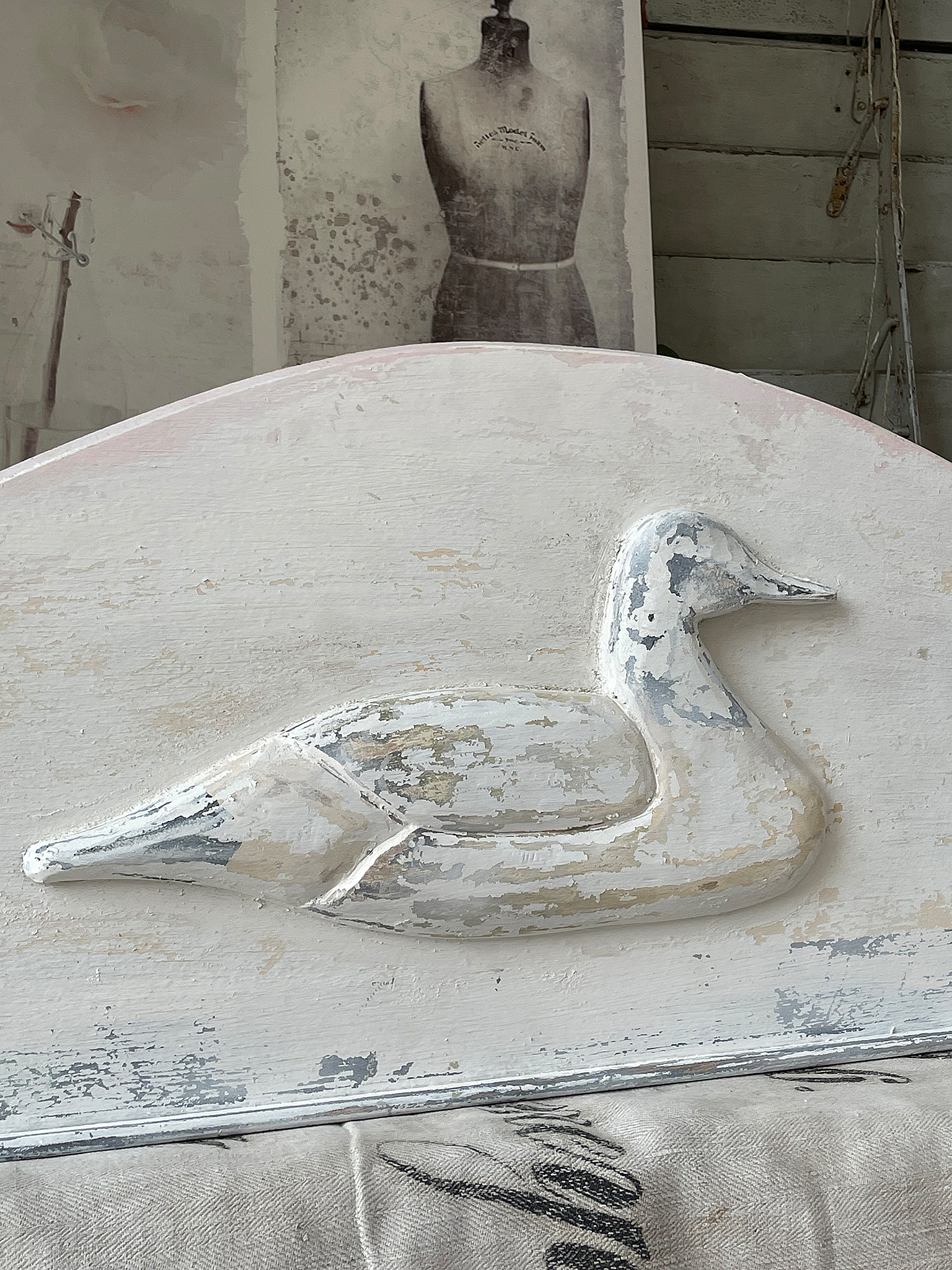 Kunstvolle Dekoration in Form einer Entenfigur Dekorative Entenfigur aus Holz auf einem Möbelstück