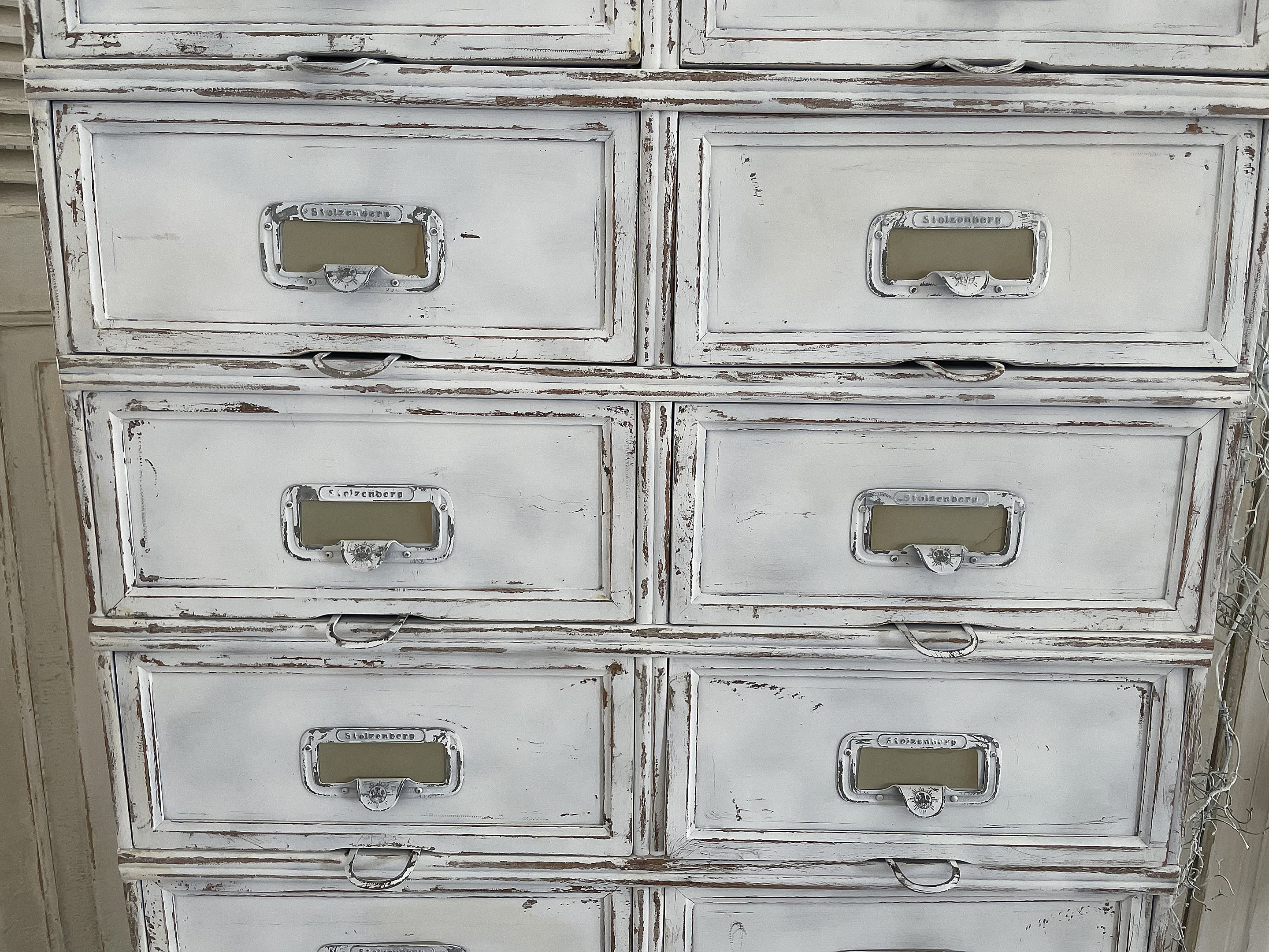 Vintage Holzschrank mit Schubladen im Shabby-Chic-Stil Detailansicht eines Vintage Holzschranks mit mehreren Schubladen im Shabby-Chic-Stil.