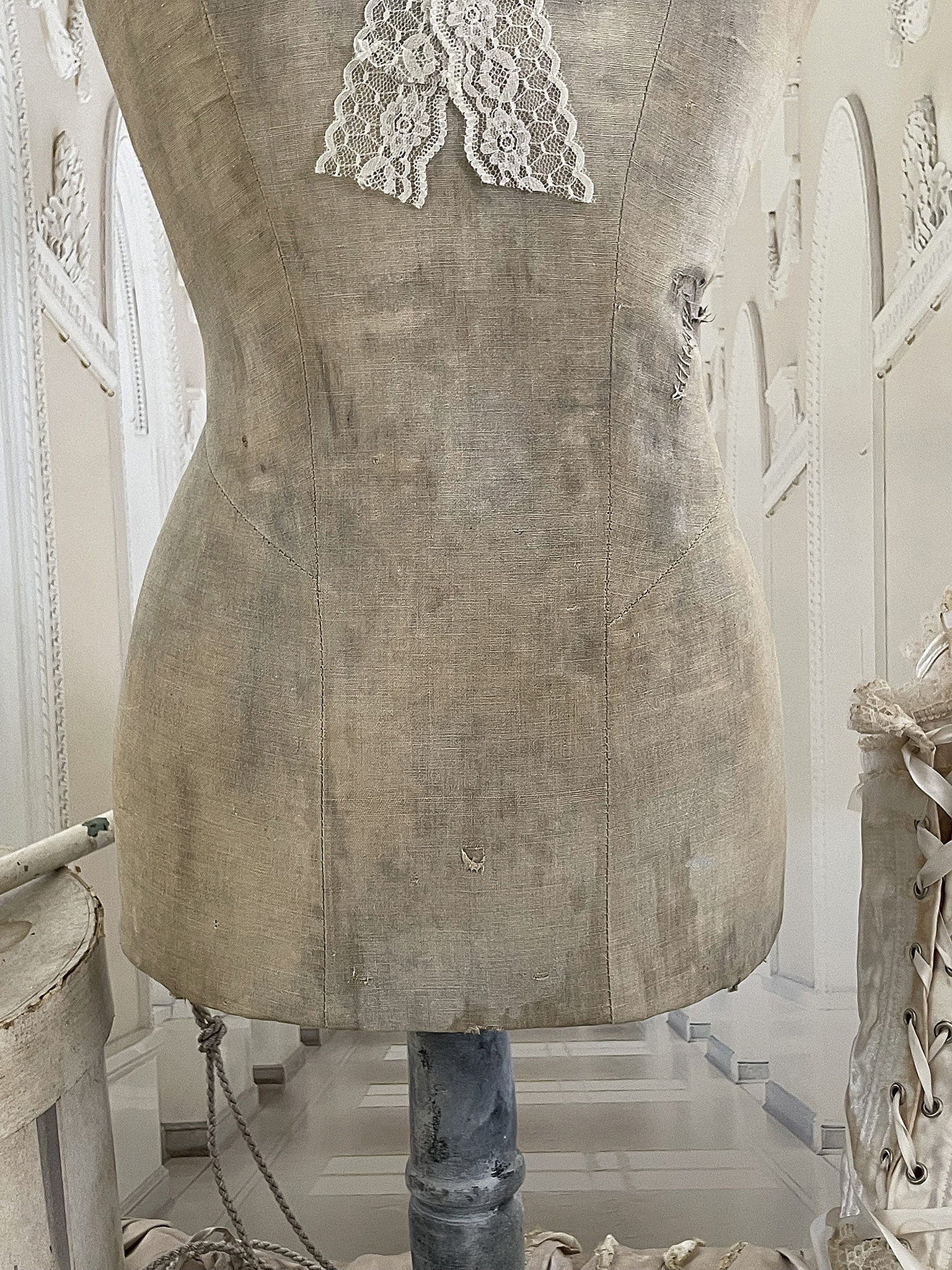 Elegante Schneiderpuppe mit Spitzendekor für kreative Nähprojekte Antike Schneiderpuppe mit weißen Spitzenakzenten und vintage Charme
