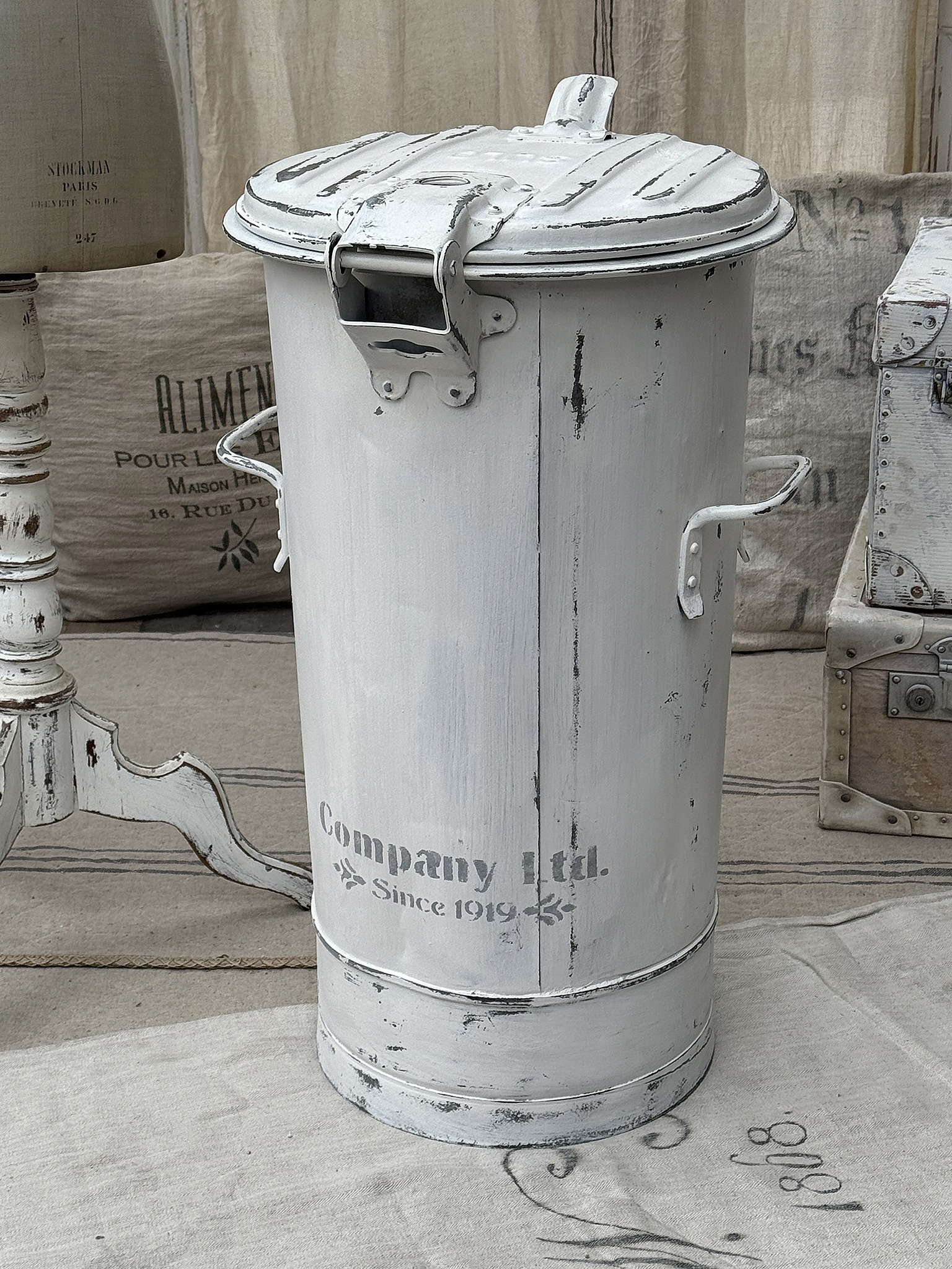 Vintage Mülltonne mit Deckel in Weiß, seit 1919 Dekorative weiße Mülltonne mit Retro-Design und Aufschrift seit 1919