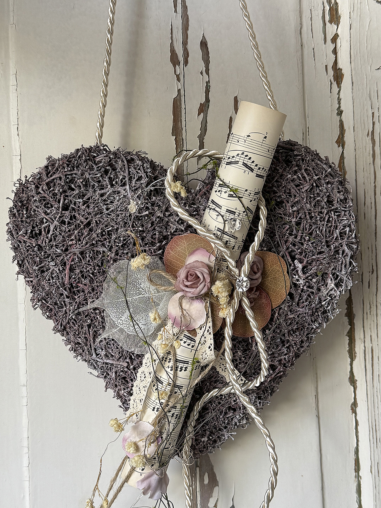 Beerenfarbenes Rebenherz mit Vintage-Notenblatt – romantische Landhausdeko im Shabby-Chic-Stil 2***