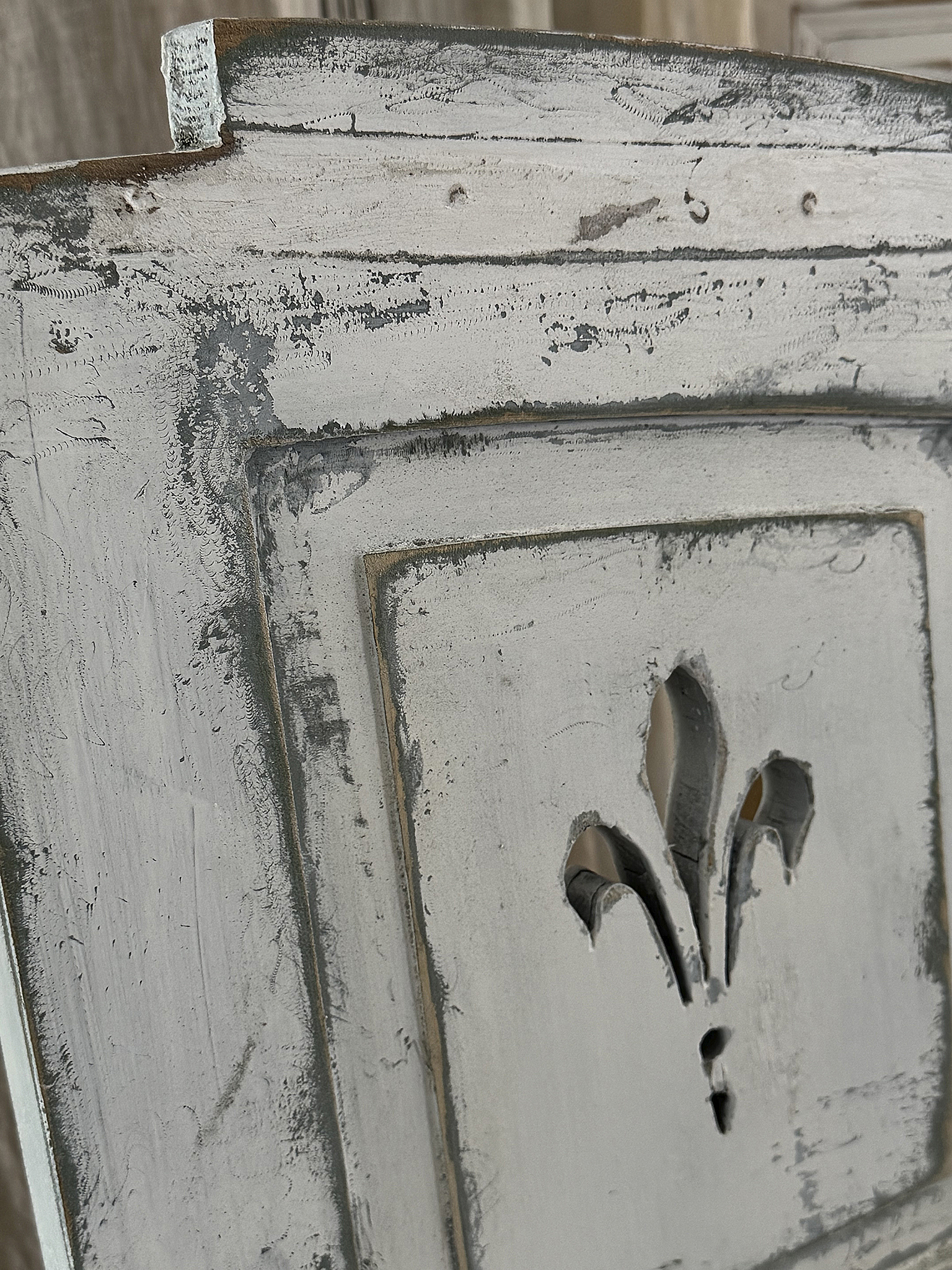 Antiker französischer Shabby-Fensterladen aus Vollholz mit Lilien-Dekor***