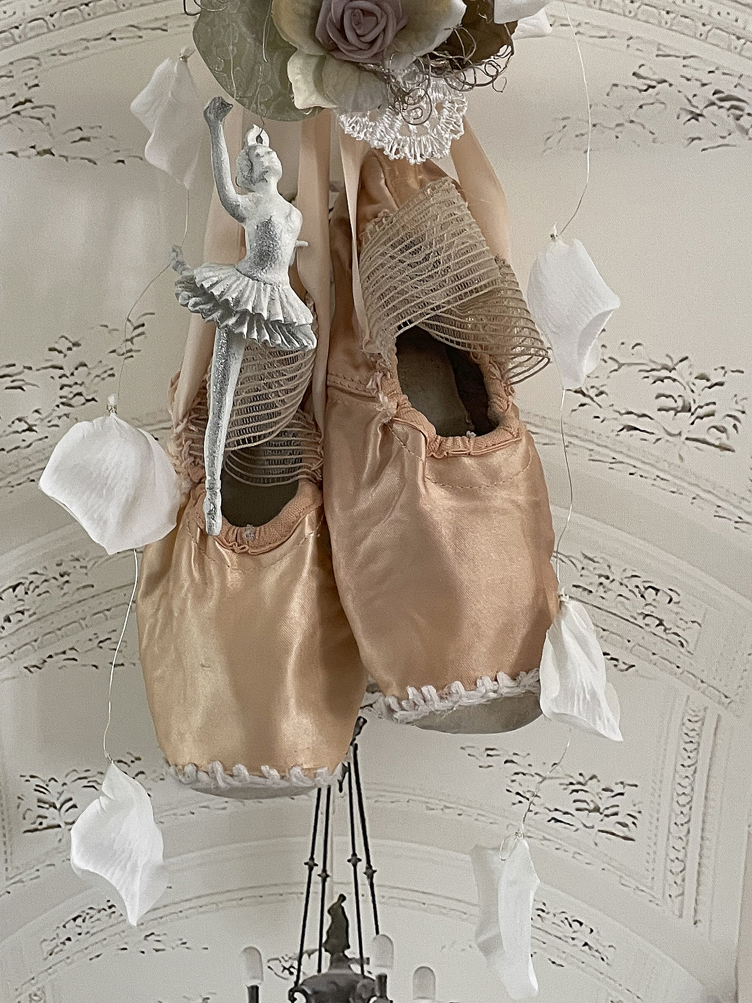 Ballettschuhe mit Dekoration und Ballerina-Skulptur Dekorative Ballettschuhe und Ballerina-Figur in einem stilvollen Raum