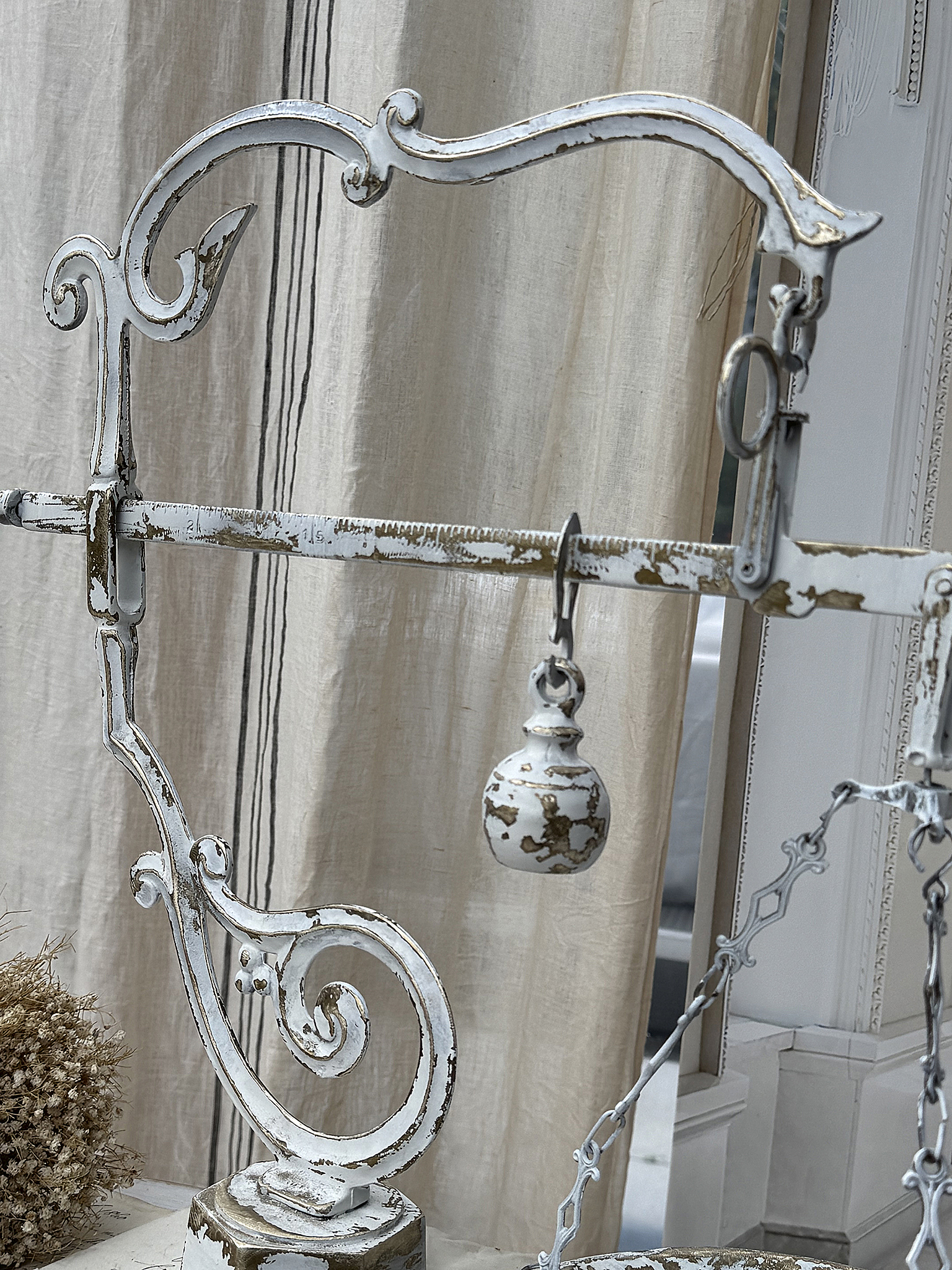  Antike große Messingbalkenwaage / Apothekerwaage – im weißen Shabby-Kleid***