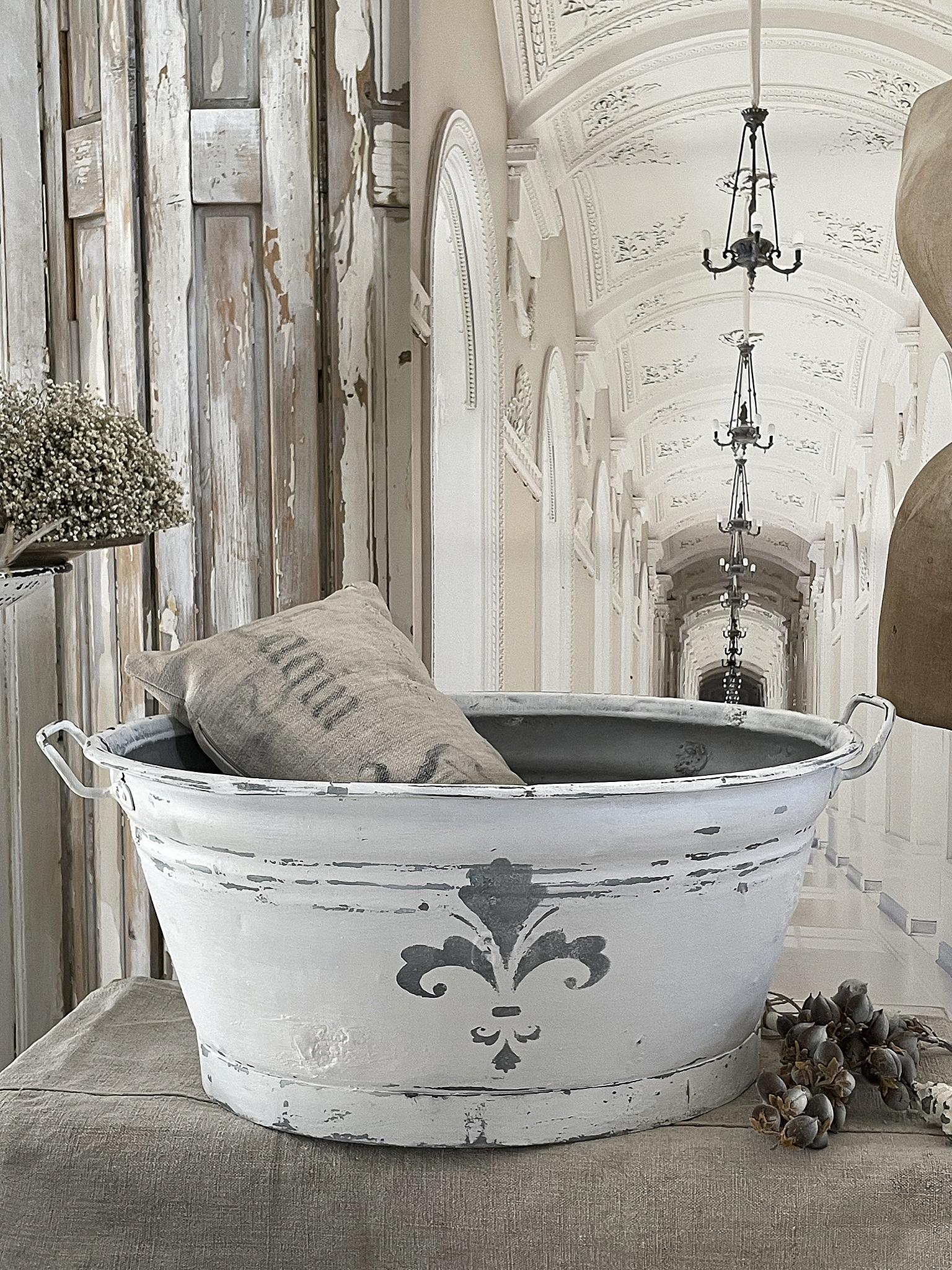 Alte Shabby-Zinkwanne im weißen Kleid*** Alte Shabby-Zinkwanne im weißen Kleid***