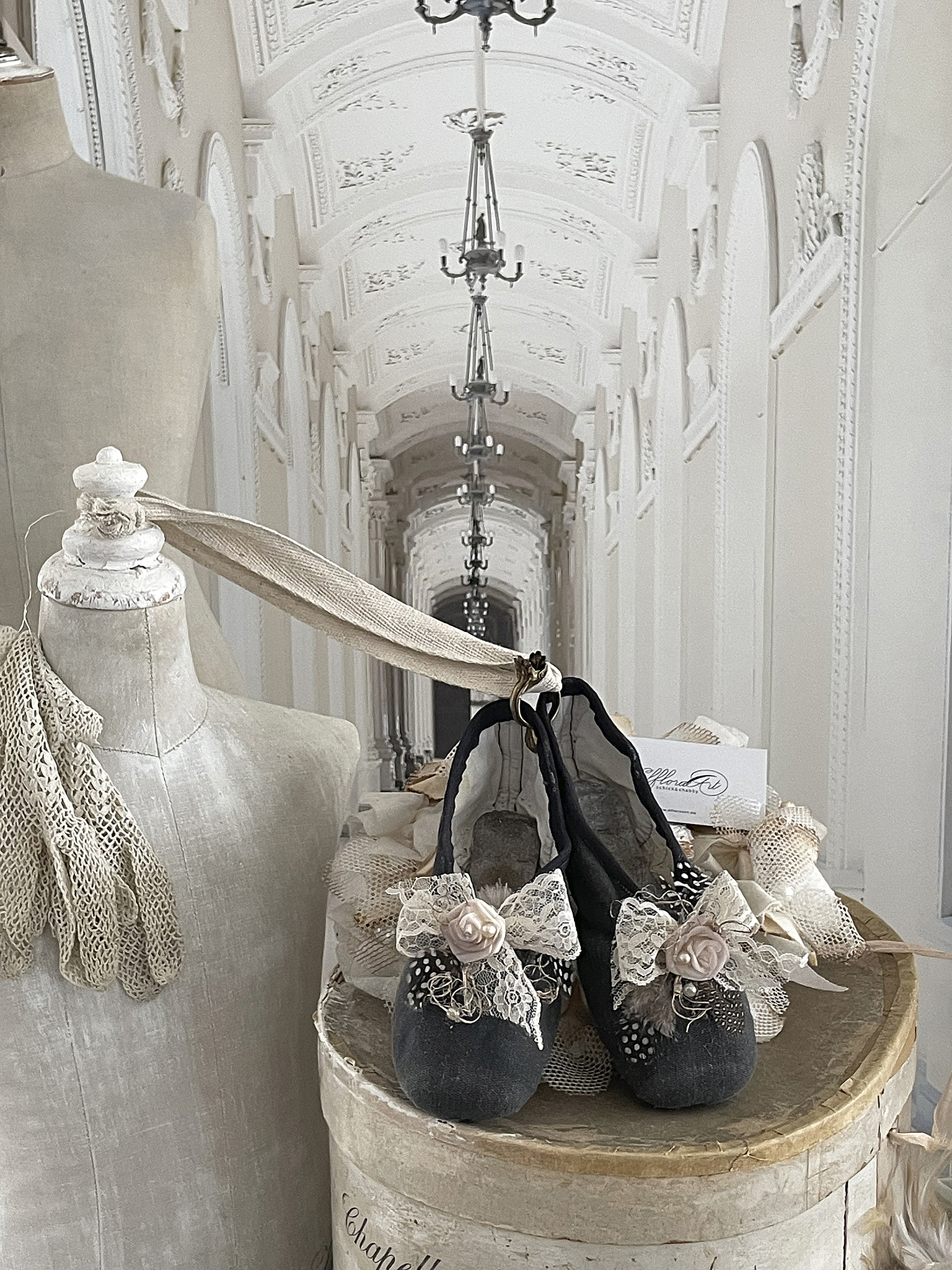 Elegante Ballerinas mit Spitze und Blumenapplikationen Schicke Ballerinas auf einer vintage Holztruhe, dekoriert mit Spitze und Blumen, im stilvollen Ambiente.