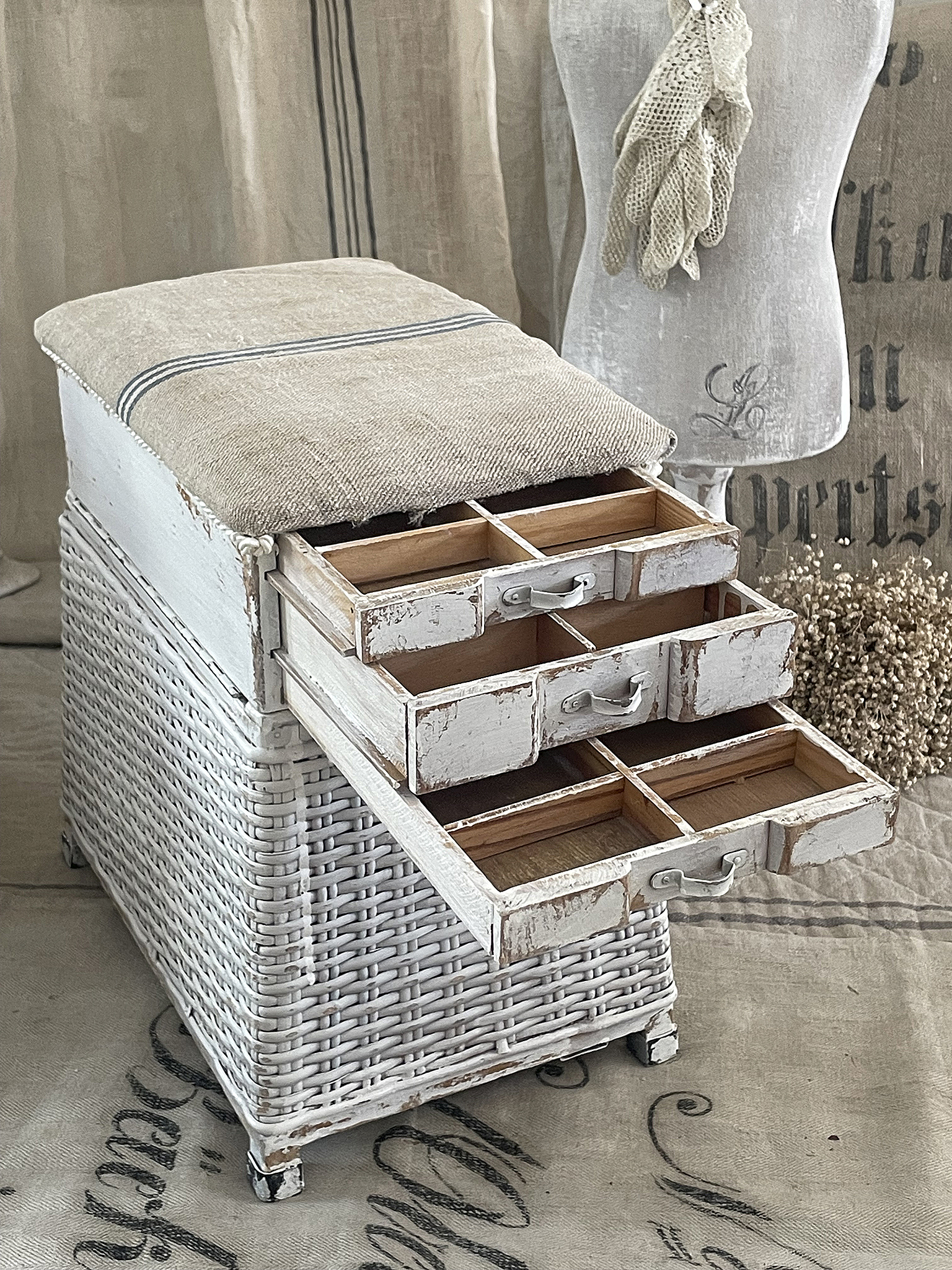Vintage Aufbewahrungskiste mit Polster, ideal für Deko und Ordnung Kleine Vintage Aufbewahrungskiste aus Rattan mit herausziehbaren Schubladen und gepolstertem Deckel