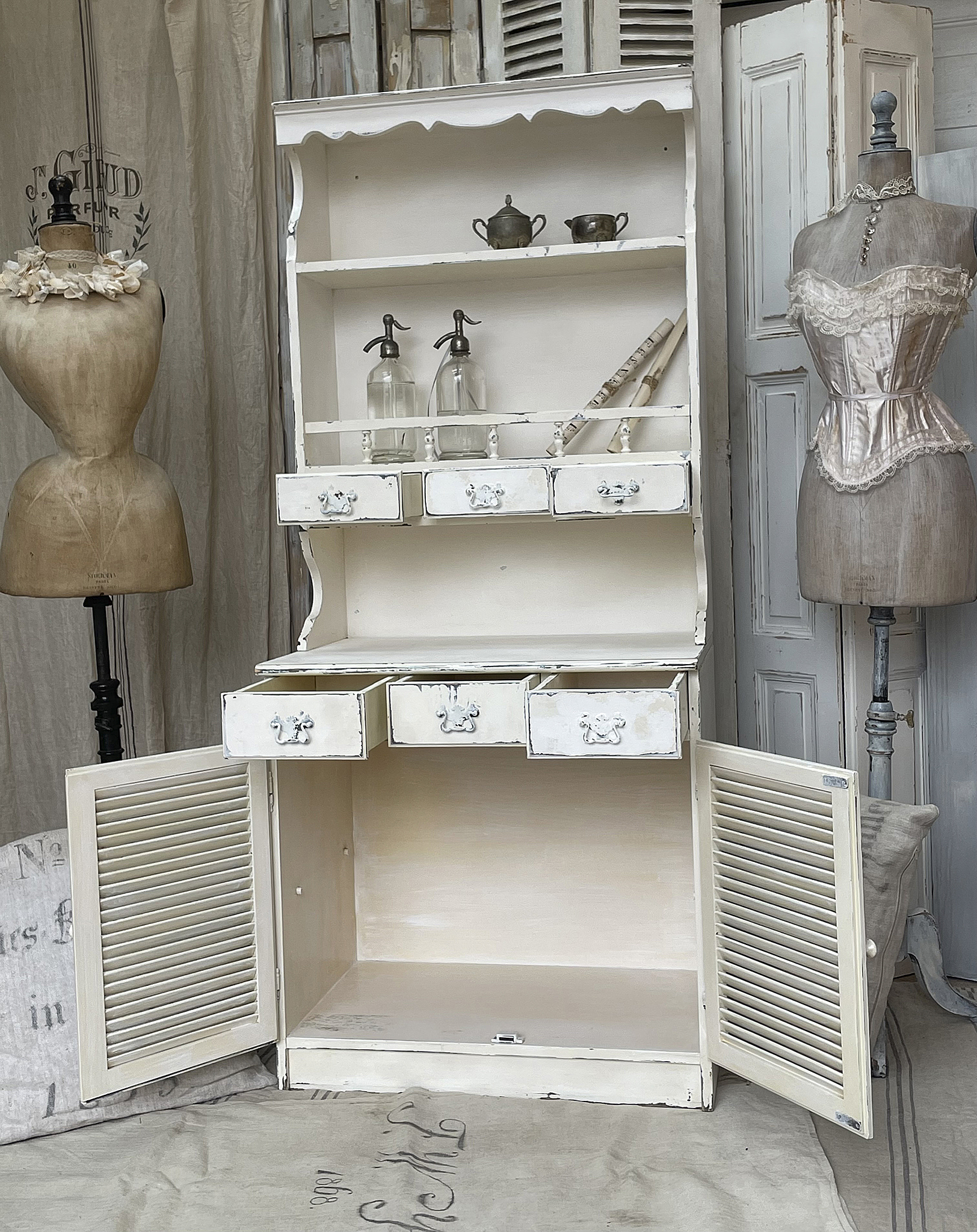 Alter zierlicher Buffet-Shabbyschrank aus Frankreich 1*** Alter zierlicher Buffet-Shabbyschrank aus Frankreich 1***